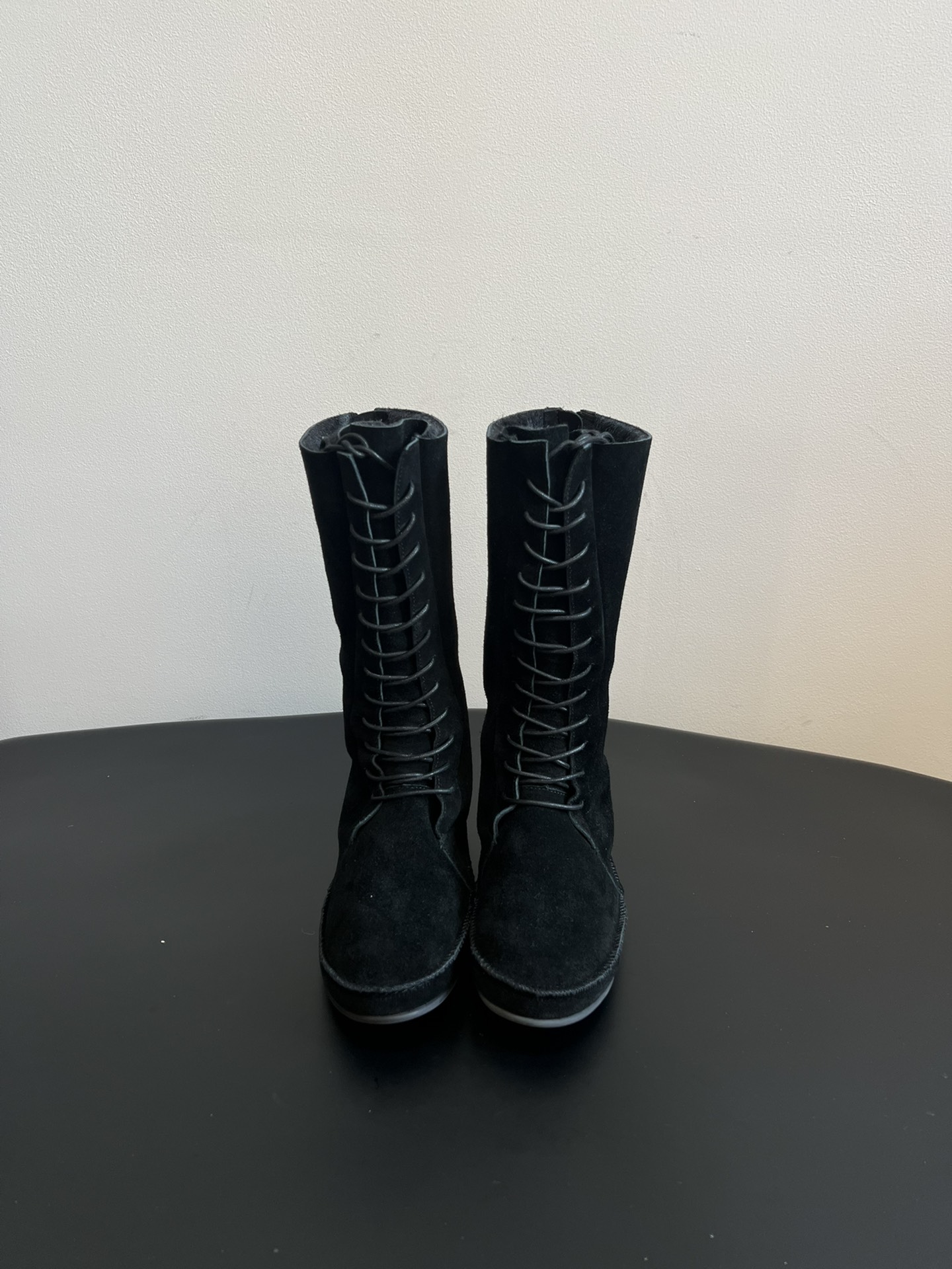 NO:494180,The ro* new long-tie strap snow boots are a mid-tie boot, made of reverse velvet leather, showing a delicate texture. The shoe design is simple and atmospheric, with lace-up elements on the sides, which not only adds a sense of design, but also adjusts the tightness according to the foot shape to fit the ankle line. The toe is round-toe style, with casual and casual style, and the sole is thin, and the overall tends to be a fusion of retro and street style. You can match it with straight jeans or old work pants. Choose a simple sweatshirt or loose sweater on the top, and then wear a denim jacket or baseball uniform on the outside to create a casual and comfortable daily style. Paired with black leggings or suit pants, choose a simple shirt, knitted shirt, and wear a windbreaker or suit jacket on the outside, which is suitable for daily commuting, simple and yet stylish. Upper tread wool inner wool outsole rubber sole  size35-40 (40 custom non-return and exchange), boots, boots, hoodie, sweatshirts, jeans, jackets & coats, sweaters, shirts, business suit19860909莞产 The ro* 新款长筒绑带雪地靴 这是一款中筒靴,采用反绒皮材质,呈现出细腻的质感.鞋型设计简约大气,侧边带有系带元素,既增添了设计感,又可根据脚型调整松紧度,贴合脚踝线条.鞋头为圆头款式,风格休闲随性,鞋底较薄,整体偏向于复古与街头风的融合. 可搭配直筒牛仔裤或做旧工装裤,上衣选择简约的卫衣、宽松毛衣,再外搭一件牛仔外套或棒球服,打造随性自在的日常造型.搭配黑色紧身裤或西装裤,上衣选择简约的衬衫、针织衫,外搭一件风衣或西装外套,适合日常通勤,简约又不失格调. 鞋面胎牛绒 内里羊毛 大底橡胶大底 size35-40（40定制不退换）,靴子,boots,hoodie,sweatshirts,jeans,jackets & coats,sweaters,shirts,business suit,Women's Shoes