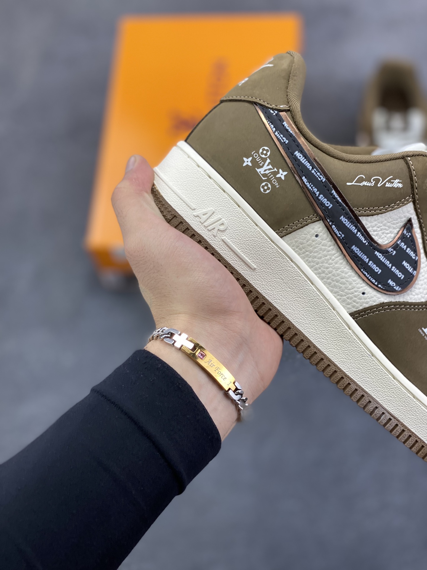 图片[6]-Nike Air Force 1 \’07 Low “LV联名——米军绿银黑”空军一号 低帮 运动鞋 休闲鞋 折边针车 工艺难度大 原楦头原纸板 原装鞋盒 定制五金配件 内置全掌气垫 原厂鞋底 货号：DK0188-086 尺码：36 36.5 37.5 38 38.5 39 40 40.5 41 42 42.5 43 44 44.5 45-选品中心