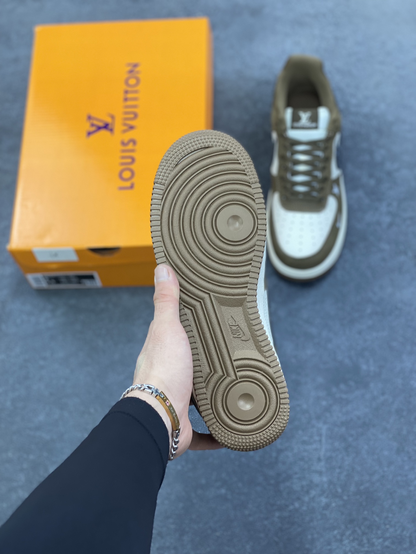 图片[5]-Nike Air Force 1 \’07 Low “LV联名——米军绿银黑”空军一号 低帮 运动鞋 休闲鞋 折边针车 工艺难度大 原楦头原纸板 原装鞋盒 定制五金配件 内置全掌气垫 原厂鞋底 货号：DK0188-086 尺码：36 36.5 37.5 38 38.5 39 40 40.5 41 42 42.5 43 44 44.5 45-选品中心