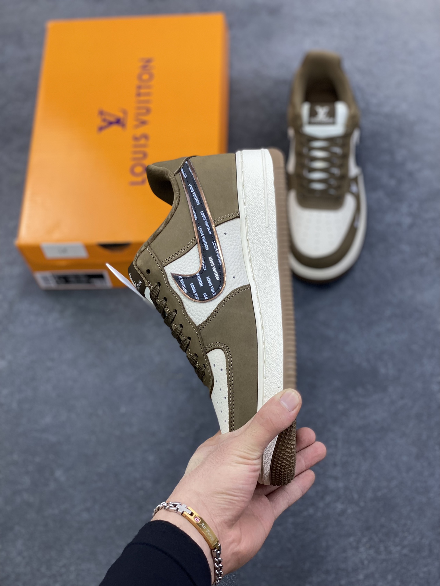 图片[3]-Nike Air Force 1 \’07 Low “LV联名——米军绿银黑”空军一号 低帮 运动鞋 休闲鞋 折边针车 工艺难度大 原楦头原纸板 原装鞋盒 定制五金配件 内置全掌气垫 原厂鞋底 货号：DK0188-086 尺码：36 36.5 37.5 38 38.5 39 40 40.5 41 42 42.5 43 44 44.5 45-选品中心