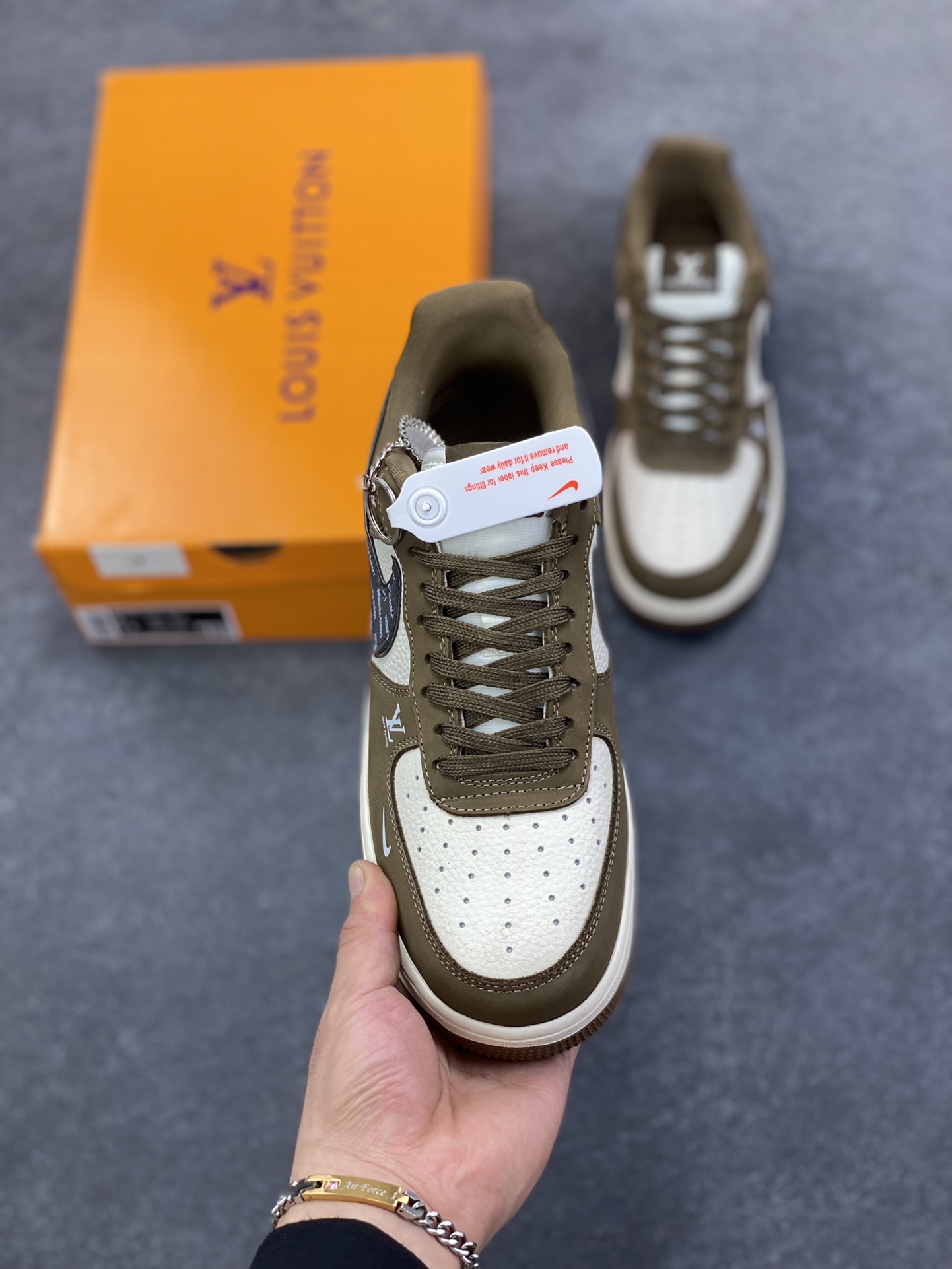 图片[2]-Nike Air Force 1 \’07 Low “LV联名——米军绿银黑”空军一号 低帮 运动鞋 休闲鞋 折边针车 工艺难度大 原楦头原纸板 原装鞋盒 定制五金配件 内置全掌气垫 原厂鞋底 货号：DK0188-086 尺码：36 36.5 37.5 38 38.5 39 40 40.5 41 42 42.5 43 44 44.5 45-选品中心