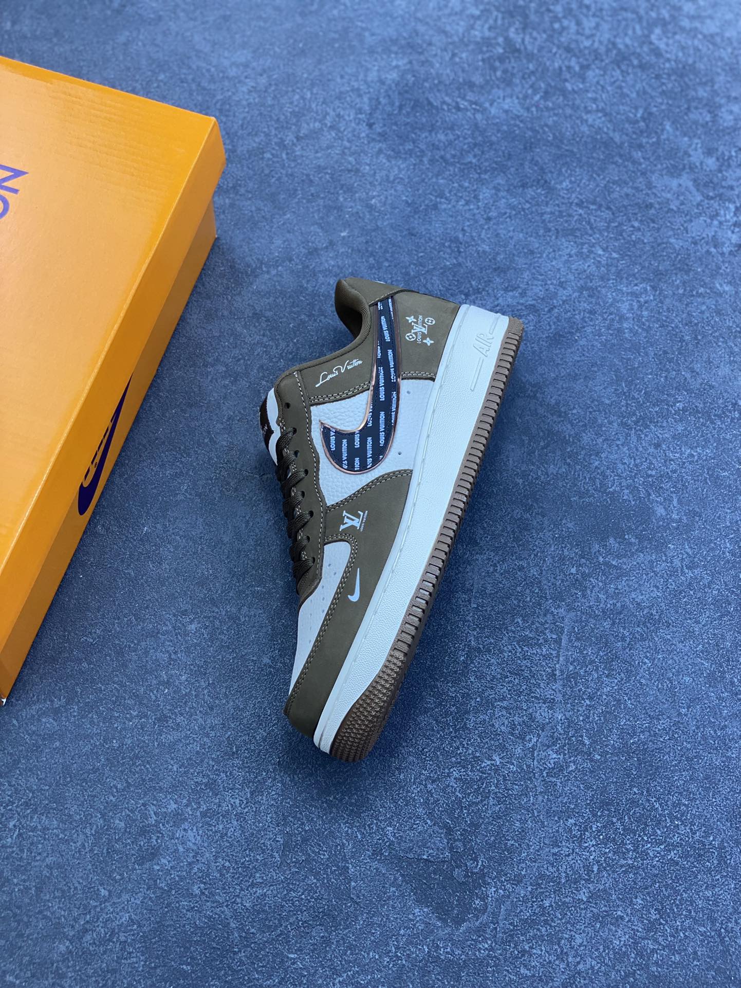 图片[7]-Nike Air Force 1 \’07 Low “LV联名——米军绿银黑”空军一号 低帮 运动鞋 休闲鞋 折边针车 工艺难度大 原楦头原纸板 原装鞋盒 定制五金配件 内置全掌气垫 原厂鞋底 货号：DK0188-086 尺码：36 36.5 37.5 38 38.5 39 40 40.5 41 42 42.5 43 44 44.5 45-选品中心