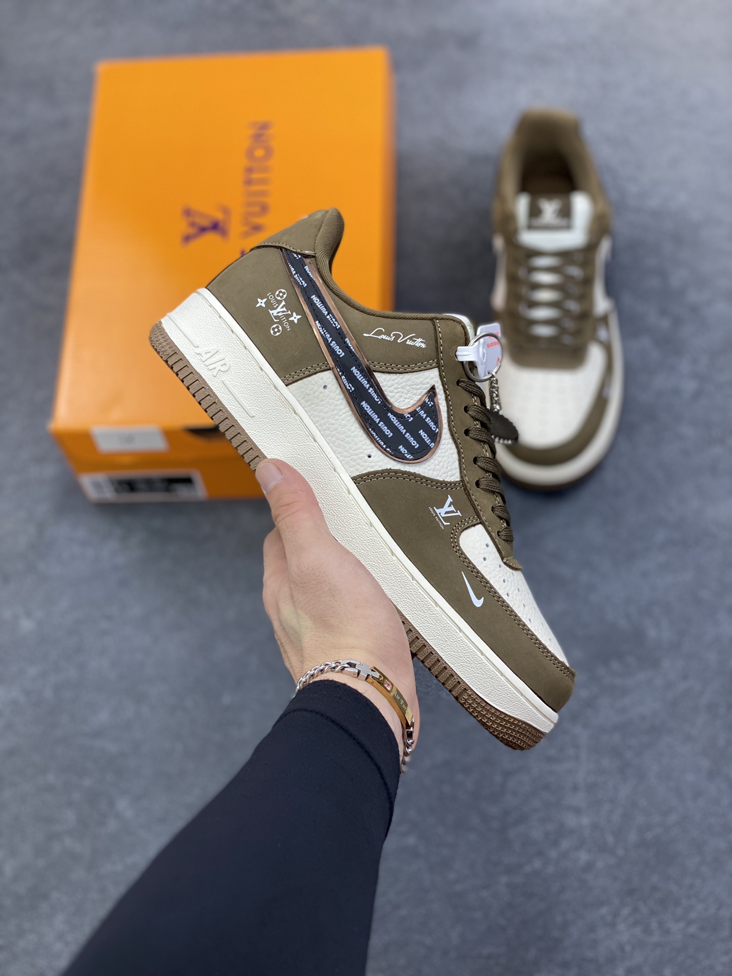 Nike Air Force 1 \'07 Low “LV联名——米军绿银黑”空军一号 低帮 运动鞋 休闲鞋 折边针车 工艺难度大 原楦头原纸板 原装鞋盒 定制五金配件 内置全掌气垫 原厂鞋底 货号：DK0188-086 尺码：36 36.5 37.5 38 38.5 39 40 40.5 41 42 42.5 43 44 44.5 45-选品中心