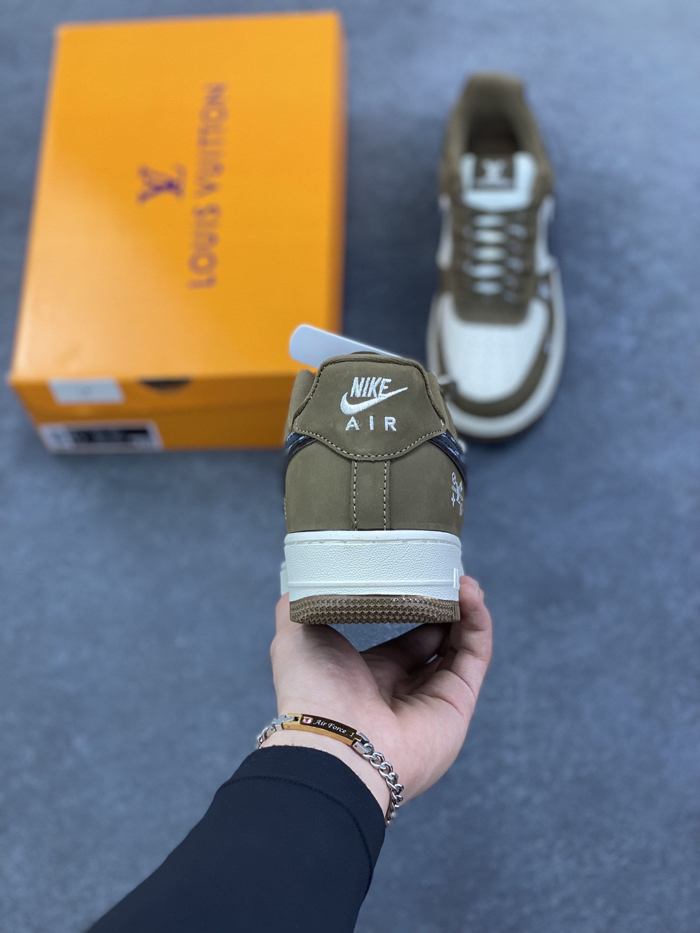 图片[4]-Nike Air Force 1 \’07 Low “LV联名——米军绿银黑”空军一号 低帮 运动鞋 休闲鞋 折边针车 工艺难度大 原楦头原纸板 原装鞋盒 定制五金配件 内置全掌气垫 原厂鞋底 货号：DK0188-086 尺码：36 36.5 37.5 38 38.5 39 40 40.5 41 42 42.5 43 44 44.5 45-选品中心