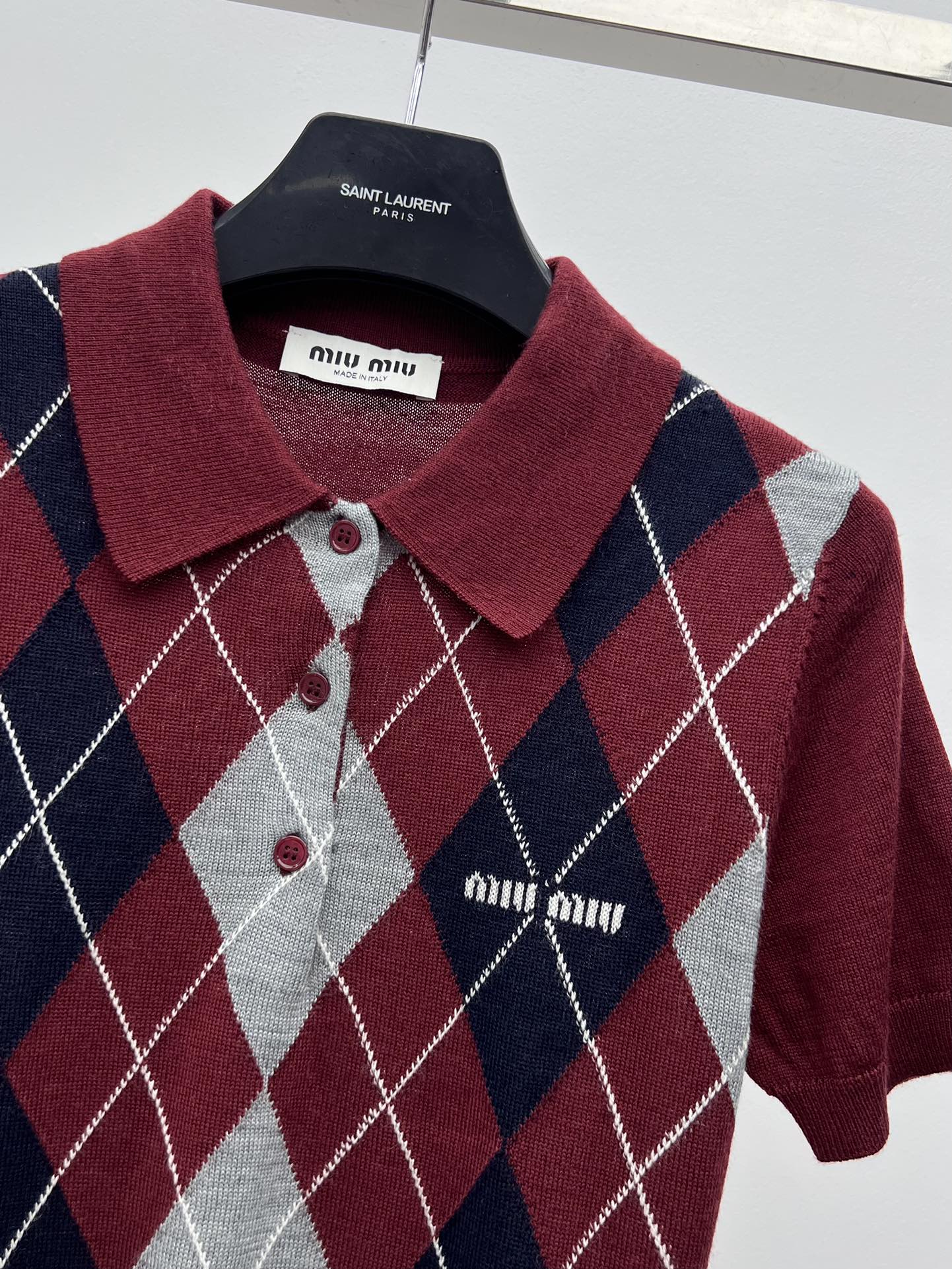 miumi*菱格针织短袖选用100%柔软羊绒面料材质菱形图案为精致工艺增添了俏皮的优雅按miumiu的精