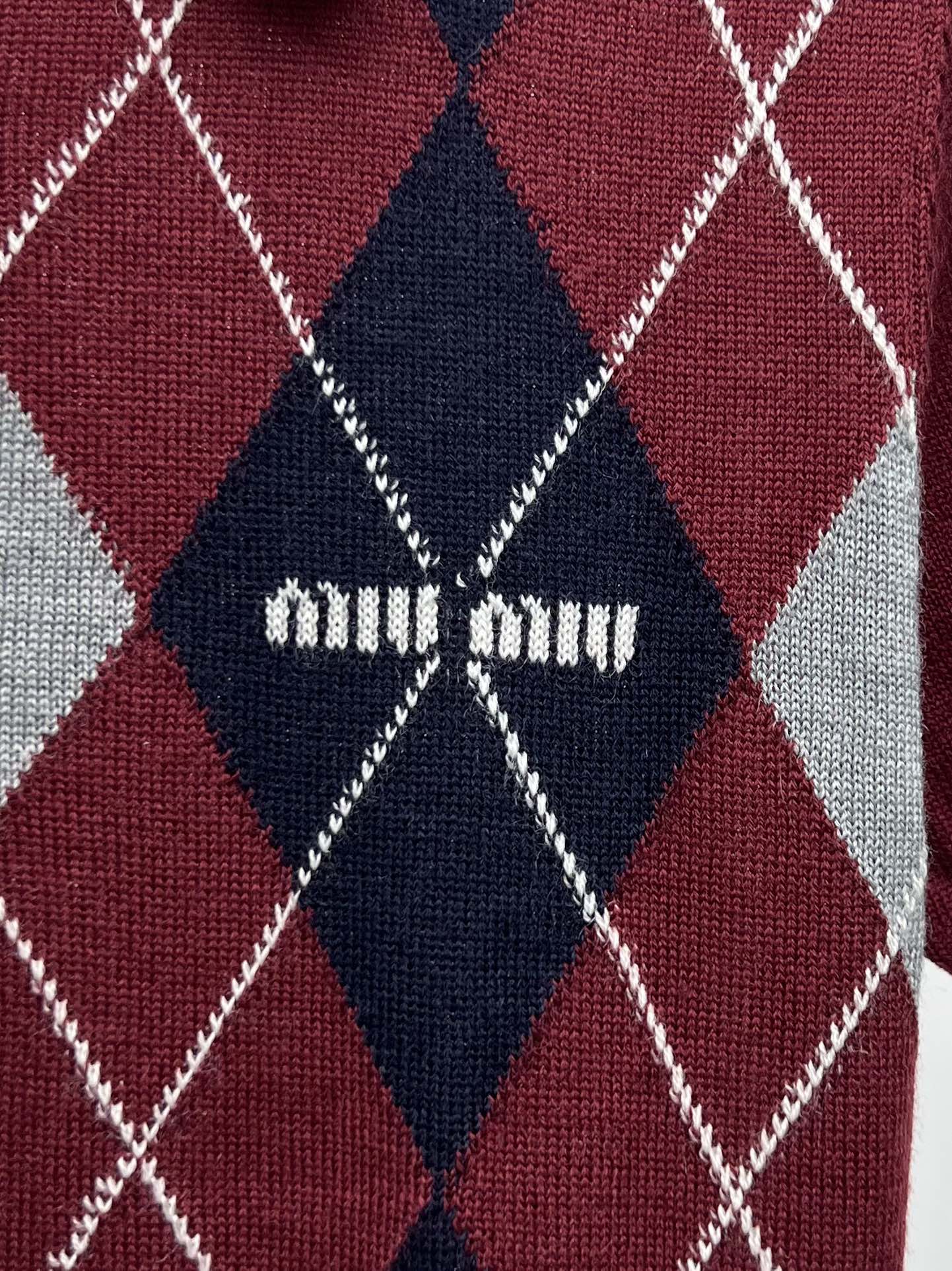 miumi*菱格针织短袖选用100%柔软羊绒面料材质菱形图案为精致工艺增添了俏皮的优雅按miumiu的精