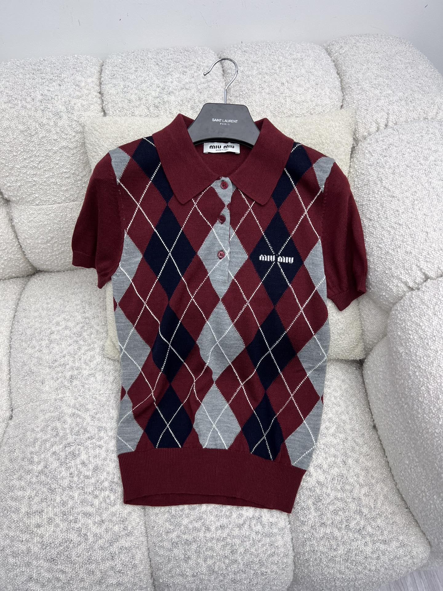 miumi*菱格针织短袖选用100%柔软羊绒面料材质菱形图案为精致工艺增添了俏皮的优雅按miumiu的精