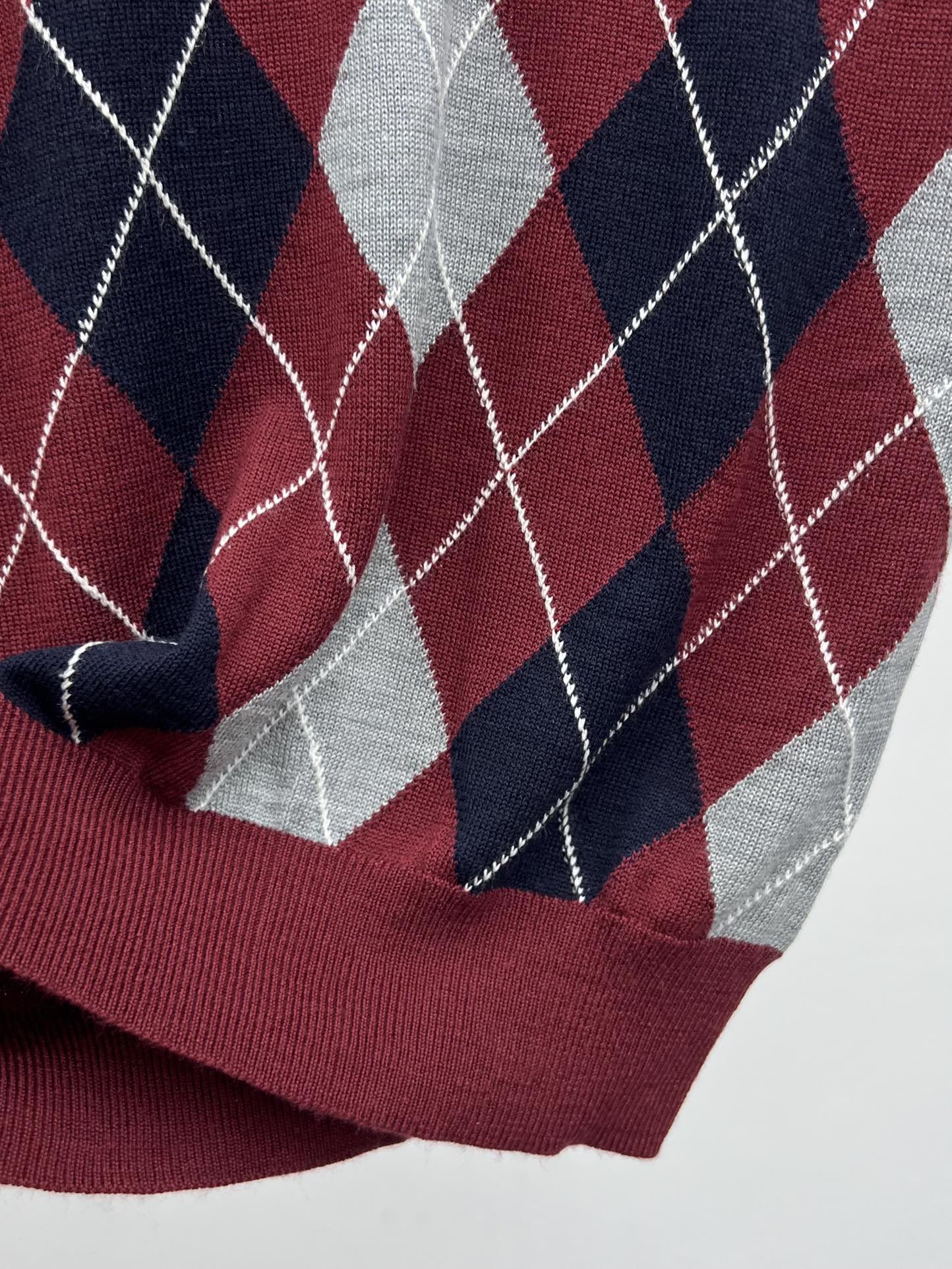 miumi*菱格针织短袖选用100%柔软羊绒面料材质菱形图案为精致工艺增添了俏皮的优雅按miumiu的精