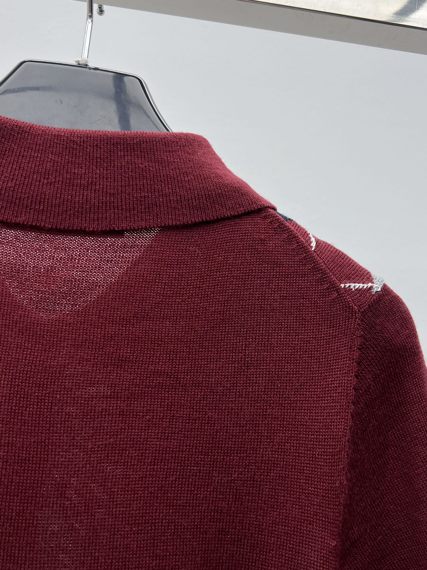 miumi*菱格针织短袖选用100%柔软羊绒面料材质菱形图案为精致工艺增添了俏皮的优雅按miumiu的精