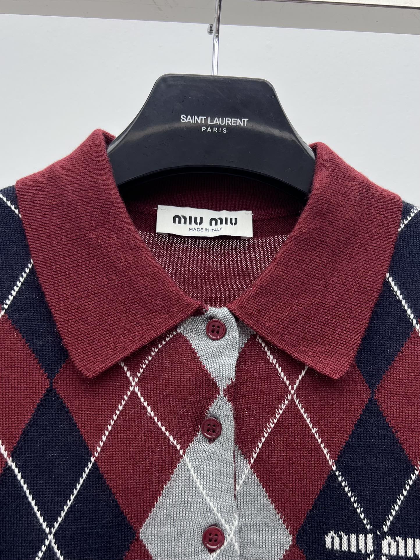 miumi*菱格针织短袖选用100%柔软羊绒面料材质菱形图案为精致工艺增添了俏皮的优雅按miumiu的精