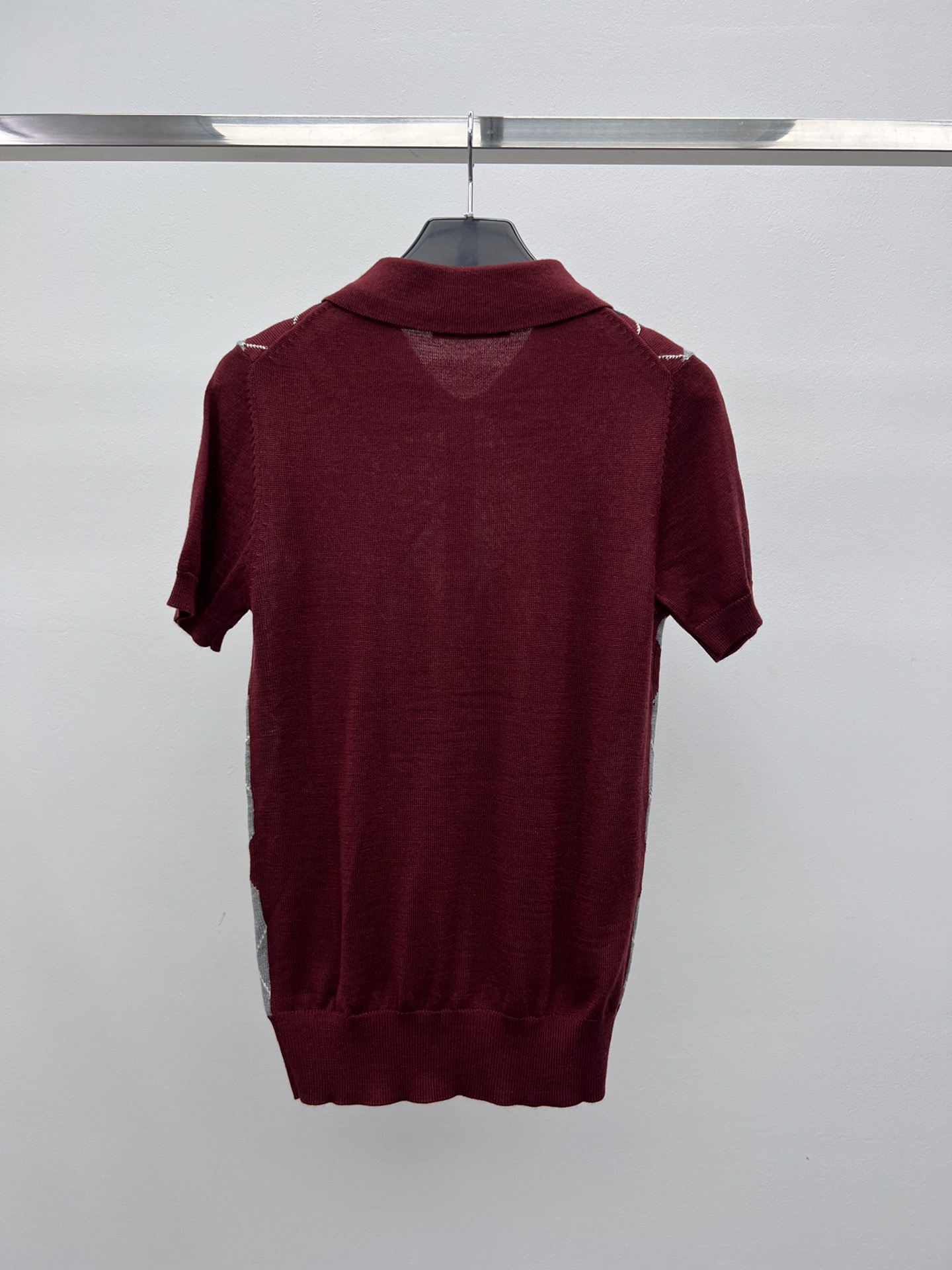 miumi*菱格针织短袖选用100%柔软羊绒面料材质菱形图案为精致工艺增添了俏皮的优雅按miumiu的精