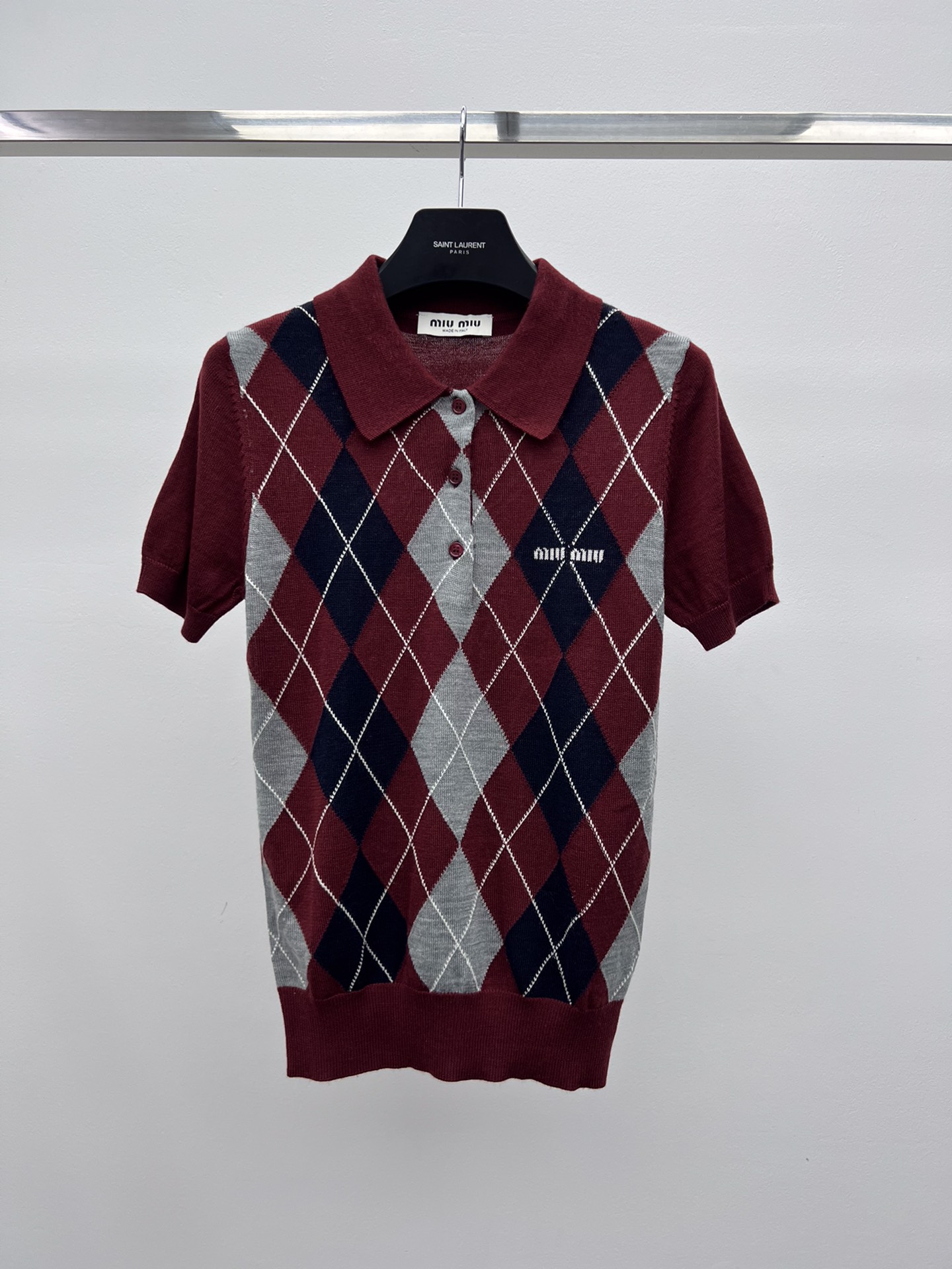 miumi*菱格针织短袖选用100%柔软羊绒面料材质菱形图案为精致工艺增添了俏皮的优雅按miumiu的精