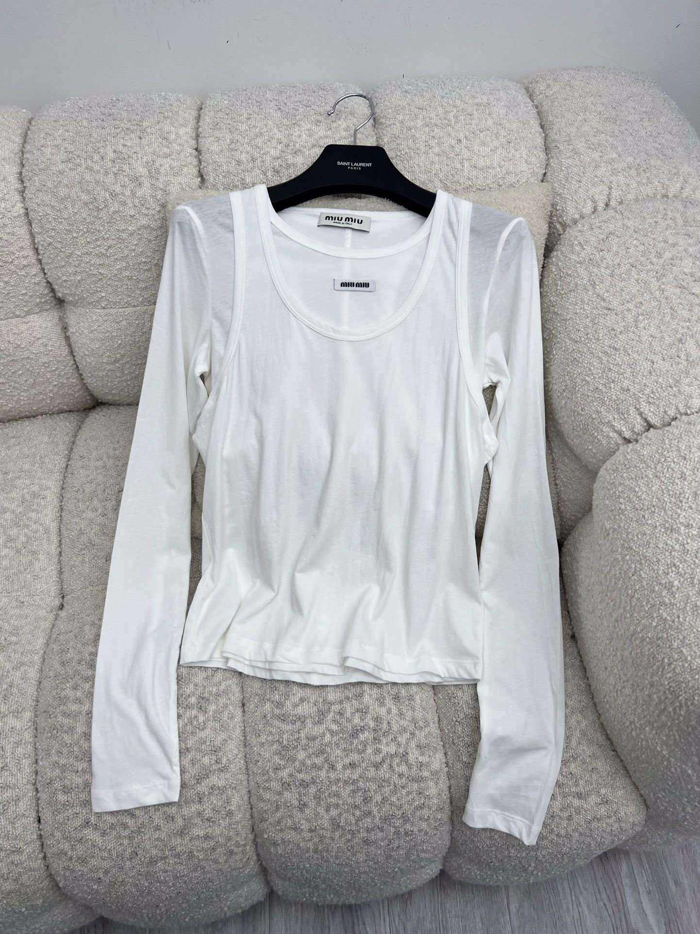 miumi*假两件长袖T罗纹针织长袖T恤，呈现叠穿效果点缀miumiu徽标贴饰，彰显经典风范圆领长袖叠搭