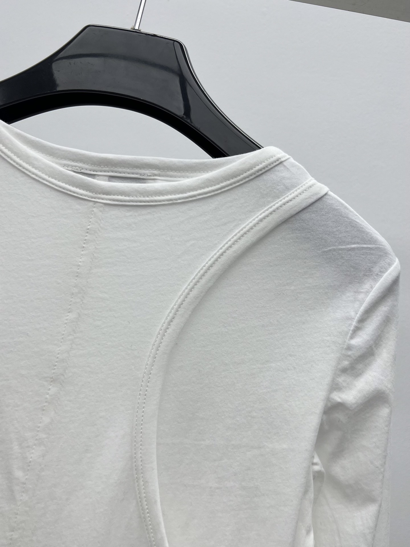 miumi*假两件长袖T罗纹针织长袖T恤，呈现叠穿效果点缀miumiu徽标贴饰，彰显经典风范圆领长袖叠搭