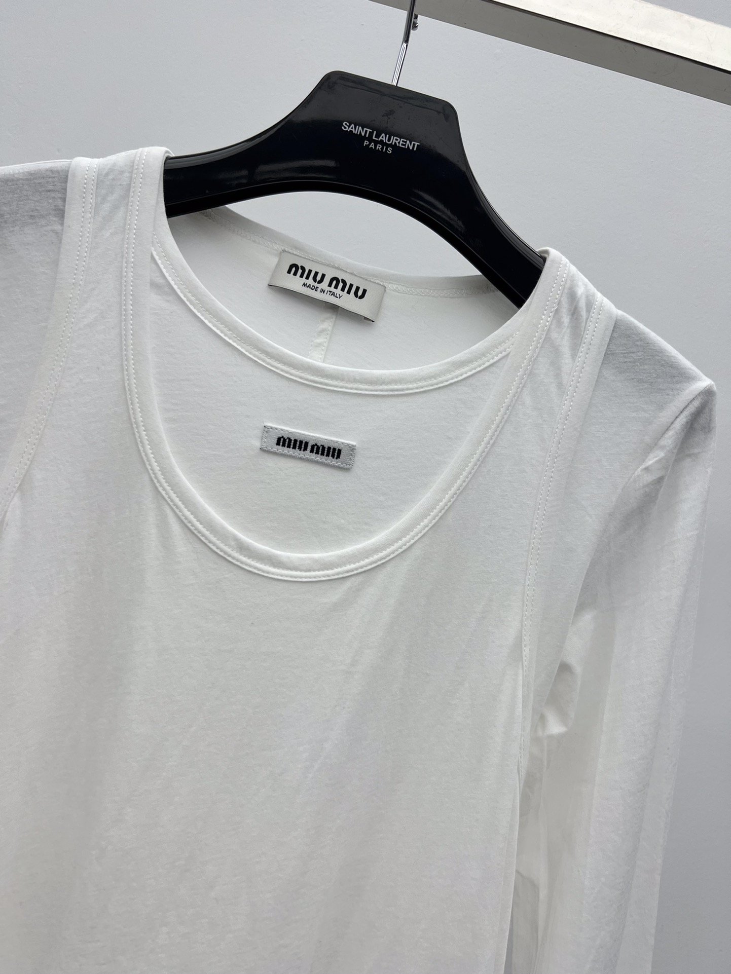 miumi*假两件长袖T罗纹针织长袖T恤，呈现叠穿效果点缀miumiu徽标贴饰，彰显经典风范圆领长袖叠搭