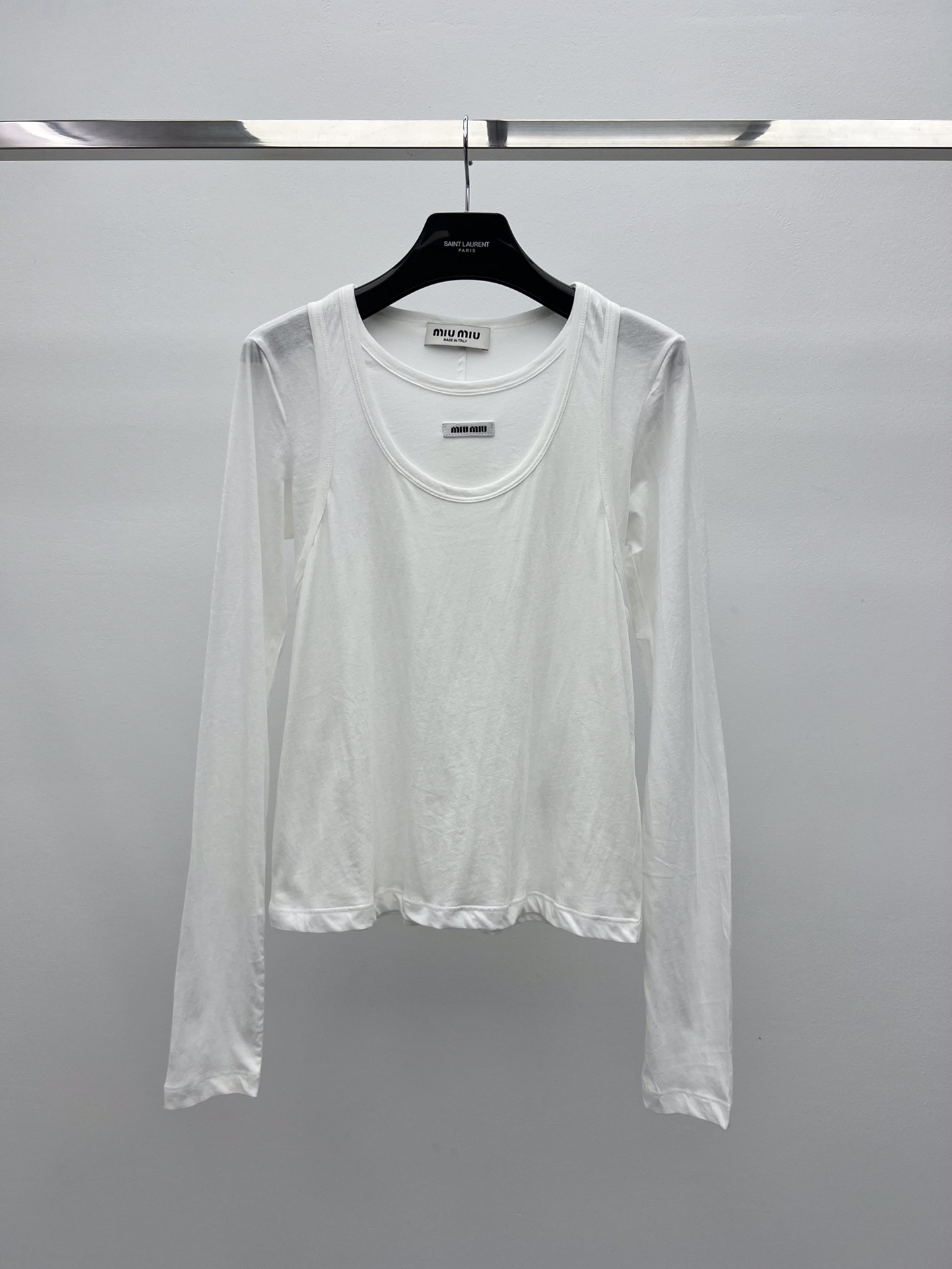 miumi*假两件长袖T罗纹针织长袖T恤，呈现叠穿效果点缀miumiu徽标贴饰，彰显经典风范圆领长袖叠搭