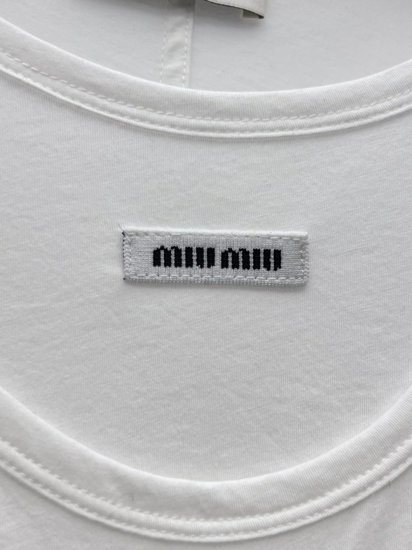 miumi*假两件长袖T罗纹针织长袖T恤，呈现叠穿效果点缀miumiu徽标贴饰，彰显经典风范圆领长袖叠搭