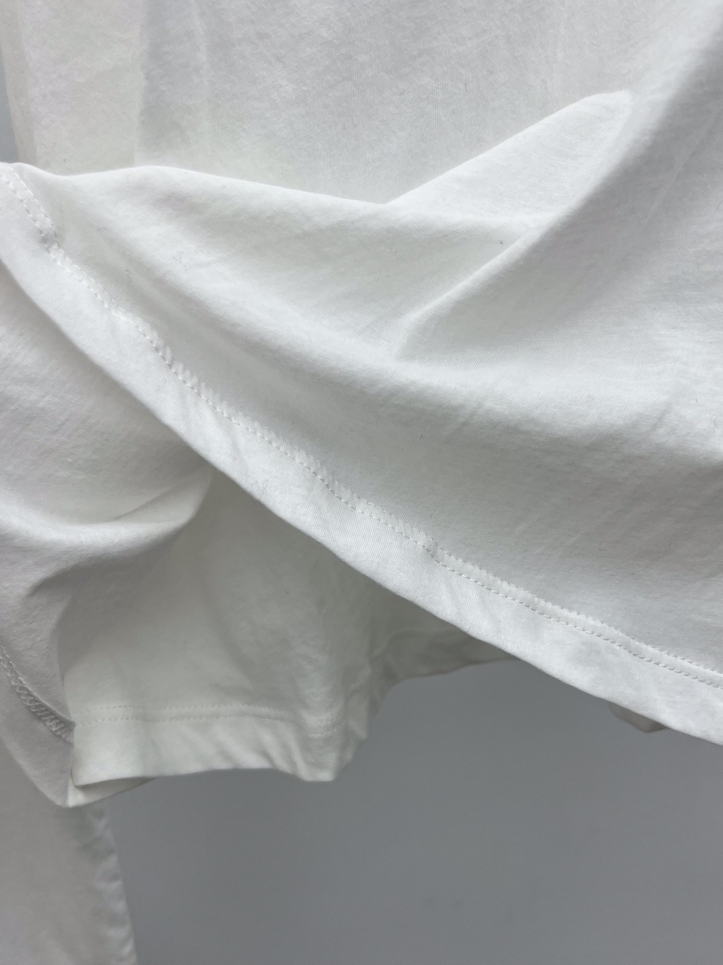 miumi*假两件长袖T罗纹针织长袖T恤，呈现叠穿效果点缀miumiu徽标贴饰，彰显经典风范圆领长袖叠搭