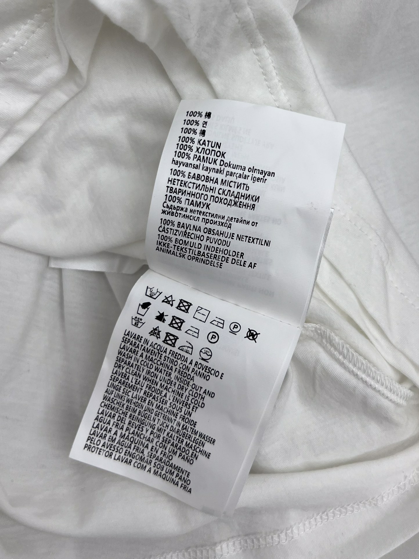 miumi*假两件长袖T罗纹针织长袖T恤，呈现叠穿效果点缀miumiu徽标贴饰，彰显经典风范圆领长袖叠搭