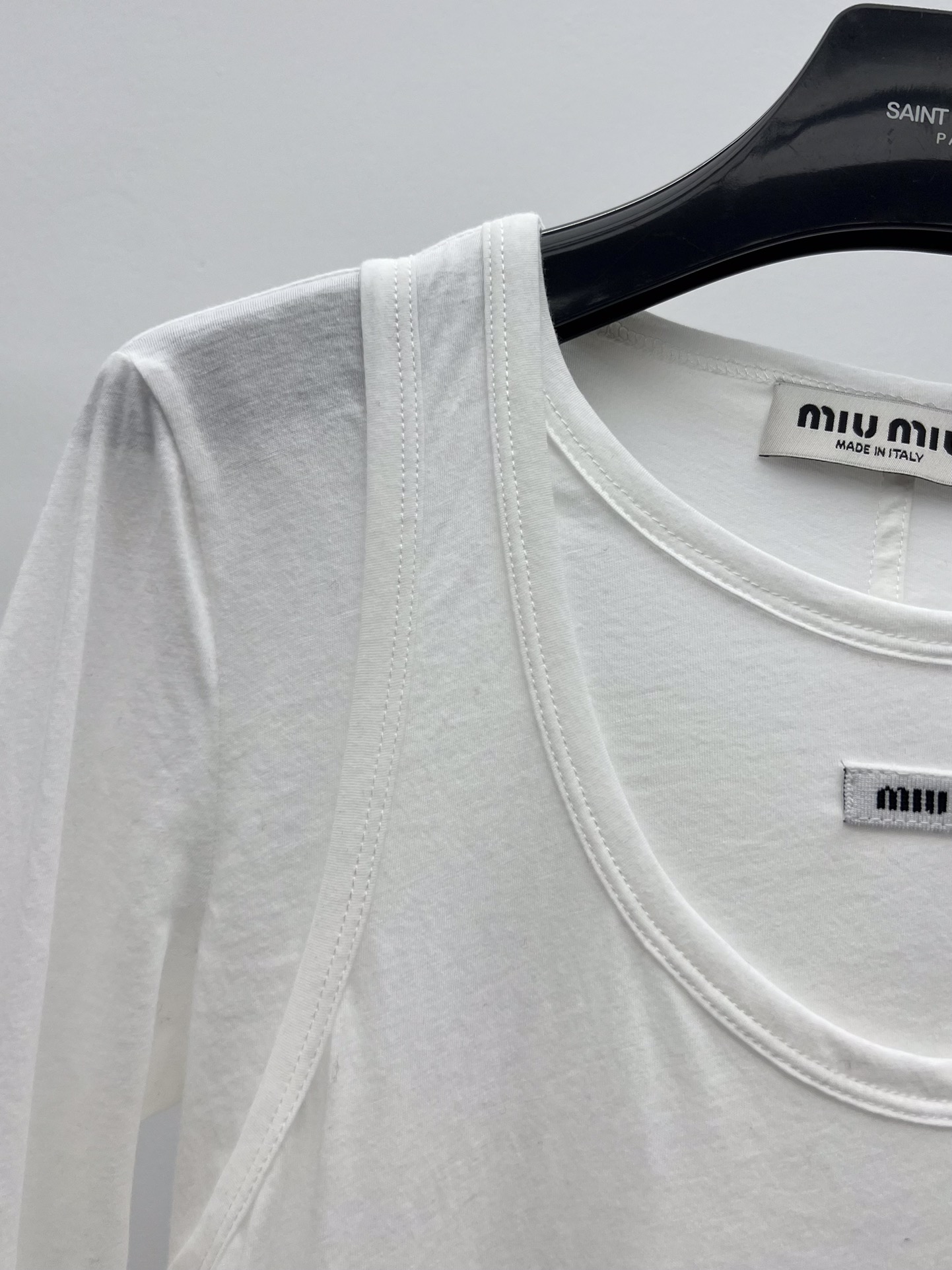 miumi*假两件长袖T罗纹针织长袖T恤，呈现叠穿效果点缀miumiu徽标贴饰，彰显经典风范圆领长袖叠搭