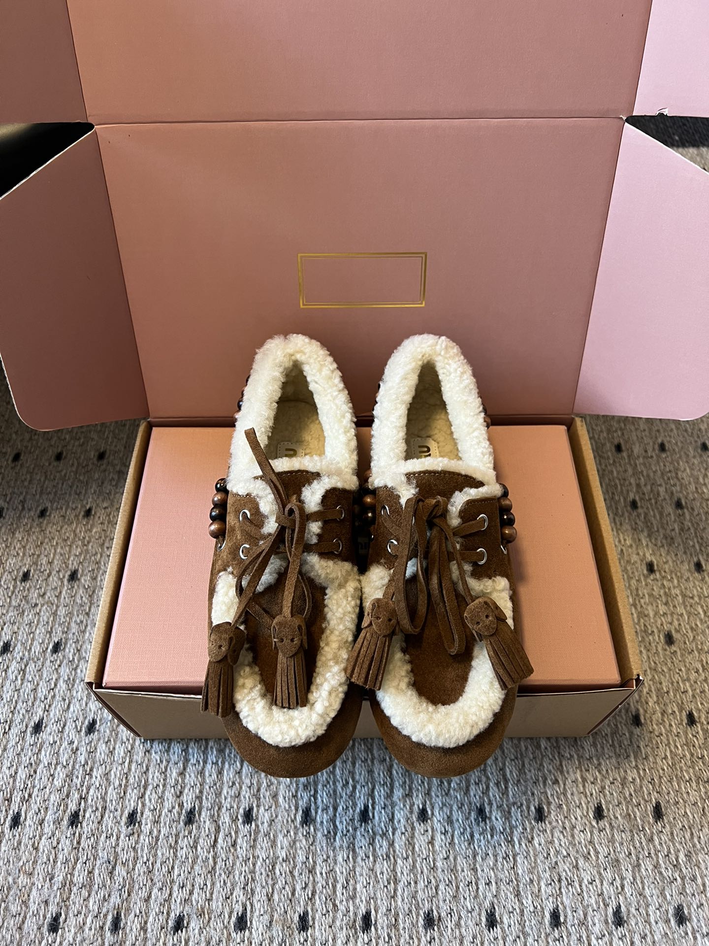 NO:494200,Top quality Miu Mi* 25FW deck shoes Miu Miu new wool loafers. Available in retro tones such as brown and dark brown; the edges and the shoe mouth are decorated with white plush to form a sharp contrast, which is warm and adds a cute atmosphere. The side of the shoe is decorated with wooden beads, and the laces are matched with tassel elements, which is full of retro feel; the shoe shape is a classic loafer outline, simple and yet exquisite. It can be matched with a high-waist pleated skirt + white sweater, and a college-style suit on the outside to create a college retro feel; or choose a floral dress to add sweet elements, the retro feel of the plush shoes and the softness of the skirt collide to create a unique style. Upper ox fleece, inner wool, original open-sole, open-sole  Size35-40 (40 customization without return and exchange), loafers, fur shoes, miumiu, loafers, skirts, sweaters, business suit19860909顶级品质 Miu Mi* 25FW deck shoes 羊毛乐福鞋 Miu Miu新款羊毛乐福鞋.有棕色、深棕色等复古色调可选；鞋边和鞋口点缀白色毛绒,形成鲜明对比,既保暖又增添可爱氛围.鞋侧有木质串珠装饰,鞋带处搭配流苏元素,复古感拉满；鞋型是经典乐福鞋轮廓,简约又不失精致. 可搭配高腰百褶裙+白色毛衣,外搭学院风西装,打造学院复古感；或选择碎花连衣裙,增加甜美元素,毛绒鞋的复古感与裙装的柔美碰撞出独特风格. 鞋面牛反绒 内里羊毛 大底原版开模大底 Size35-40（40定制不退换）,乐福鞋毛毛鞋,miumiu,loafers,skirts,sweaters,business suit,Women's Shoes