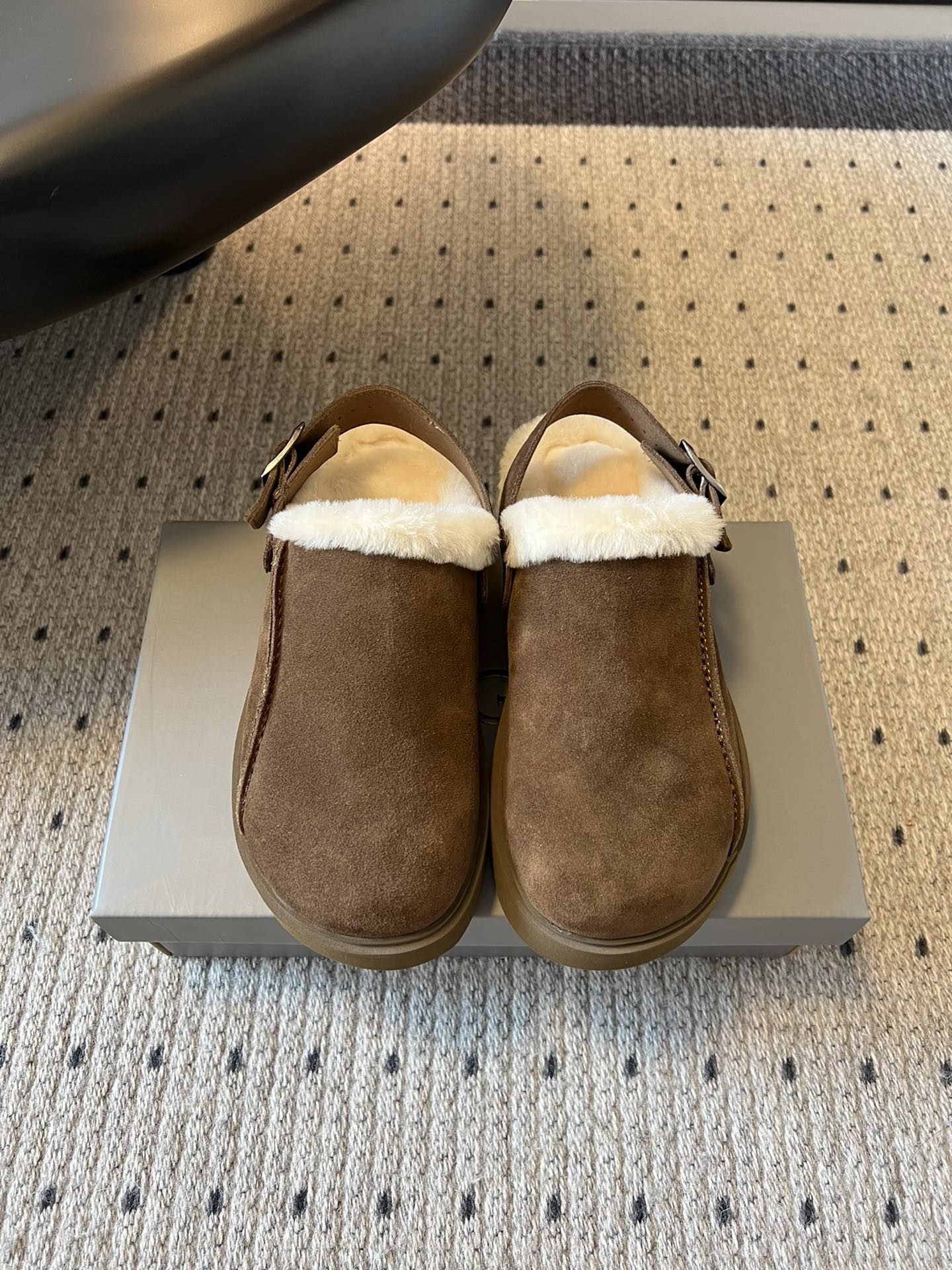 NO:536476,UG* wool mules As a UGG product, it continues the brand's high quality in the plush footwear field, with fine craftsmanship, comfortable wearing experience, and both fashion and practicality. The shoe style is a mules style with a heel tripod strap design, with a metal buckle decoration on the tripod strap, which not only enhances the fixity of the shoes, but also adds a sense of detail; the toe is a round toe design, and the overall style is casual and exquisite. The style is convenient to put on and off, and it is extremely matching. It can be combined with casual pants, dresses, woolen skirts and other styles to easily create a casual, retro or sweet style of dressing. Upper buckle wool inner wool outsole EVA foamed sole Size35-40 (40 customization, no return and exchange), semi-drag fur shoes, skirts19860909UG*羊毛穆勒鞋 作为UGG的产品,延续了品牌在毛绒鞋类领域的高品质,工艺精细,穿着体验舒适,兼具时尚与实用性.鞋型为穆勒鞋款式,带有后跟绊带设计,绊带上配有金属扣装饰,既增强了鞋子的固定性,又增添了细节感；鞋头是圆润的包头设计,整体风格休闲又不失精致. 款式穿脱方便,搭配性极强,可与休闲裤、连衣裙、毛呢裙等多种风格的服饰组合,轻松打造出随性、复古或甜美的穿搭风格. 鞋面牛反绒 内里羊毛 大底EVA发泡大底 Size35-40（40定制不退换）,半拖毛毛鞋,skirts,Women's Shoes