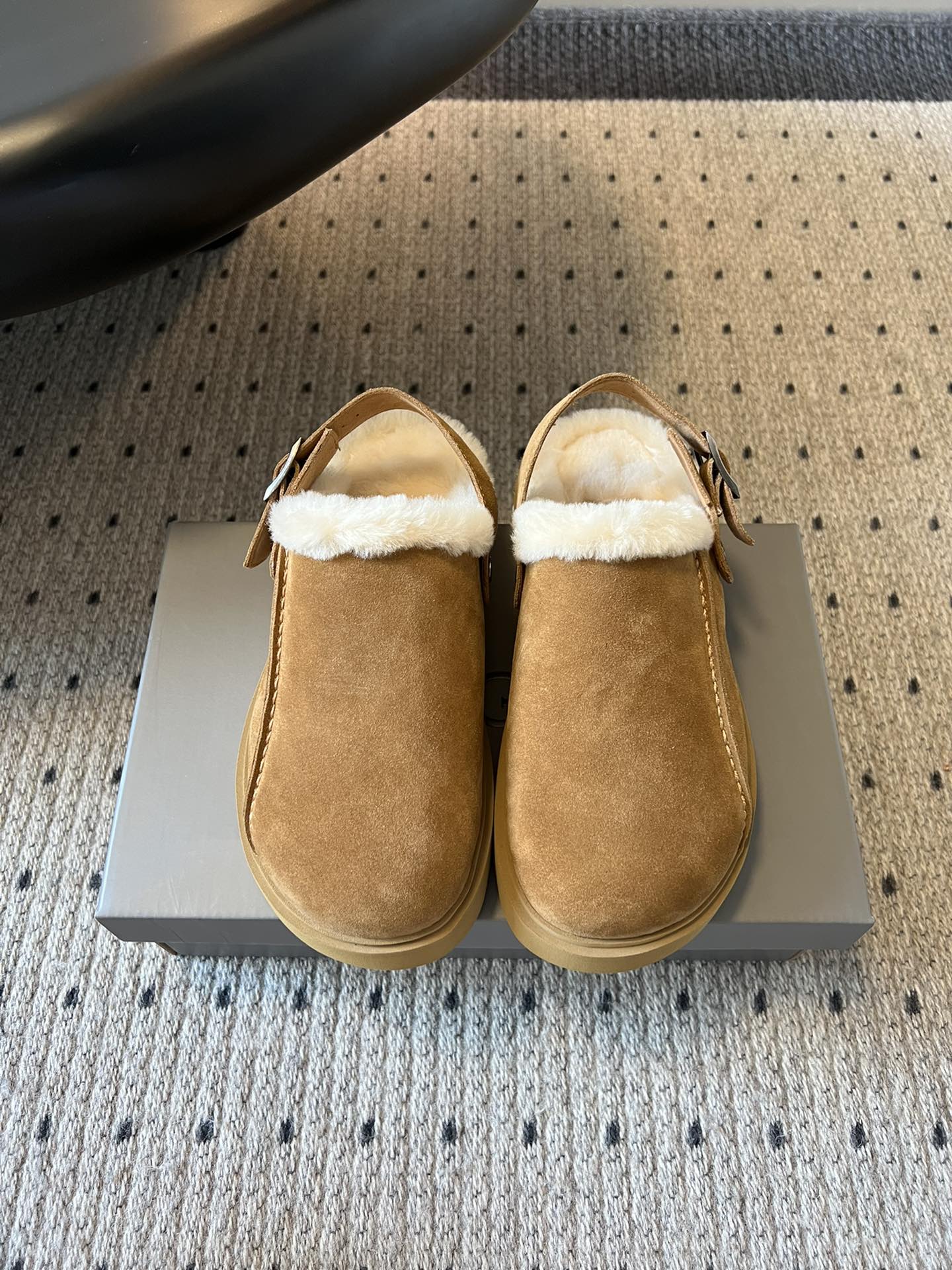 NO:496408,Top version UGG wool mules As UGG's product, it continues the brand's high quality in the plush footwear field, with fine craftsmanship, comfortable wearing experience, and both fashion and practicality. The shoe is a mules style with a heel tripod strap design, with a metal buckle decoration on the tripod strap, which not only enhances the fixity of the shoes, but also adds a sense of detail; the toe is a round toe design, and the overall style is casual and exquisite. The style is convenient to put on and off, and it is extremely matching. It can be combined with casual pants, dresses, woolen skirts and other styles to easily create a casual, retro or sweet style. Upper buckle wool inner wool outsole EVA foam sole Size35-40 (40 customization, no return and exchange), semi-drag fur shoes, skirts19860909顶级版本 UGG 羊毛穆勒鞋 作为UGG的产品,延续了品牌在毛绒鞋类领域的高品质,工艺精细,穿着体验舒适,兼具时尚与实用性.鞋型为穆勒鞋款式,带有后跟绊带设计,绊带上配有金属扣装饰,既增强了鞋子的固定性,又增添了细节感；鞋头是圆润的包头设计,整体风格休闲又不失精致. 款式穿脱方便,搭配性极强,可与休闲裤、连衣裙、毛呢裙等多种风格的服饰组合,轻松打造出随性、复古或甜美的穿搭风格. 鞋面牛反绒 内里羊毛 大底EVA发泡大底 Size35-40（40定制不退换）,半拖毛毛鞋,skirts,Women's Shoes