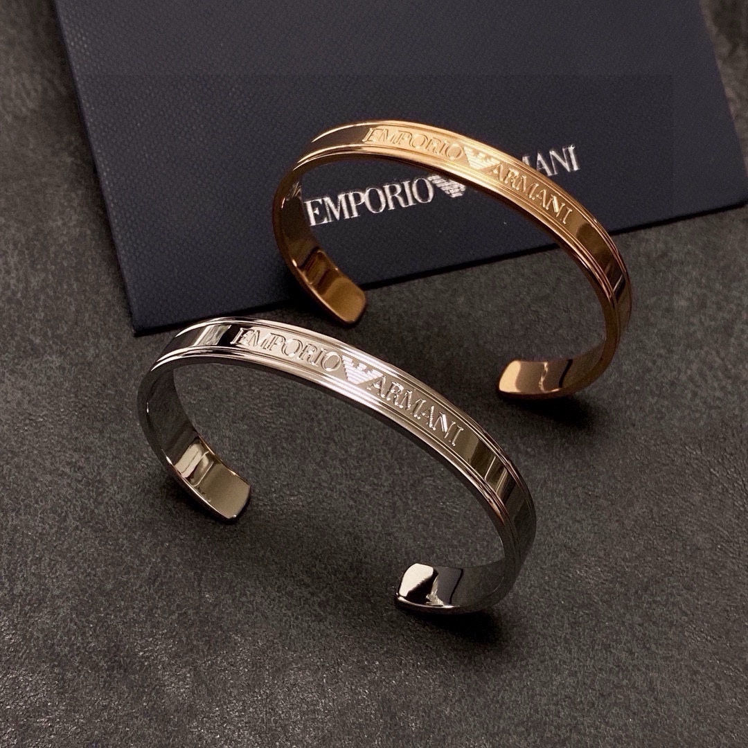 NO:387112,The new Armani Armani exquisite high-end couple bracelet super heavy industry bling bling, the color matching is very good and high-end, the goddess temperament is high-end, the fine steel material is not allergic to fade, one to one exquisite craft, the classic charm, the cost-effectiveness, the essential choice is the unique design to show a sense of high quality, the jewelry is boutique, armani, armani, bracelet19860909新款阿玛尼Armani精致高端情侣手镯超重工bling bling,颜色搭配得非常好高级感 女神气质高端 精钢材质不过敏不褪色.一比一精美工艺,经典至极的魅物,性价比高 必备必入之选设计独显高级感十足,饰品精品,armani,armani,bracelet,Jewelry