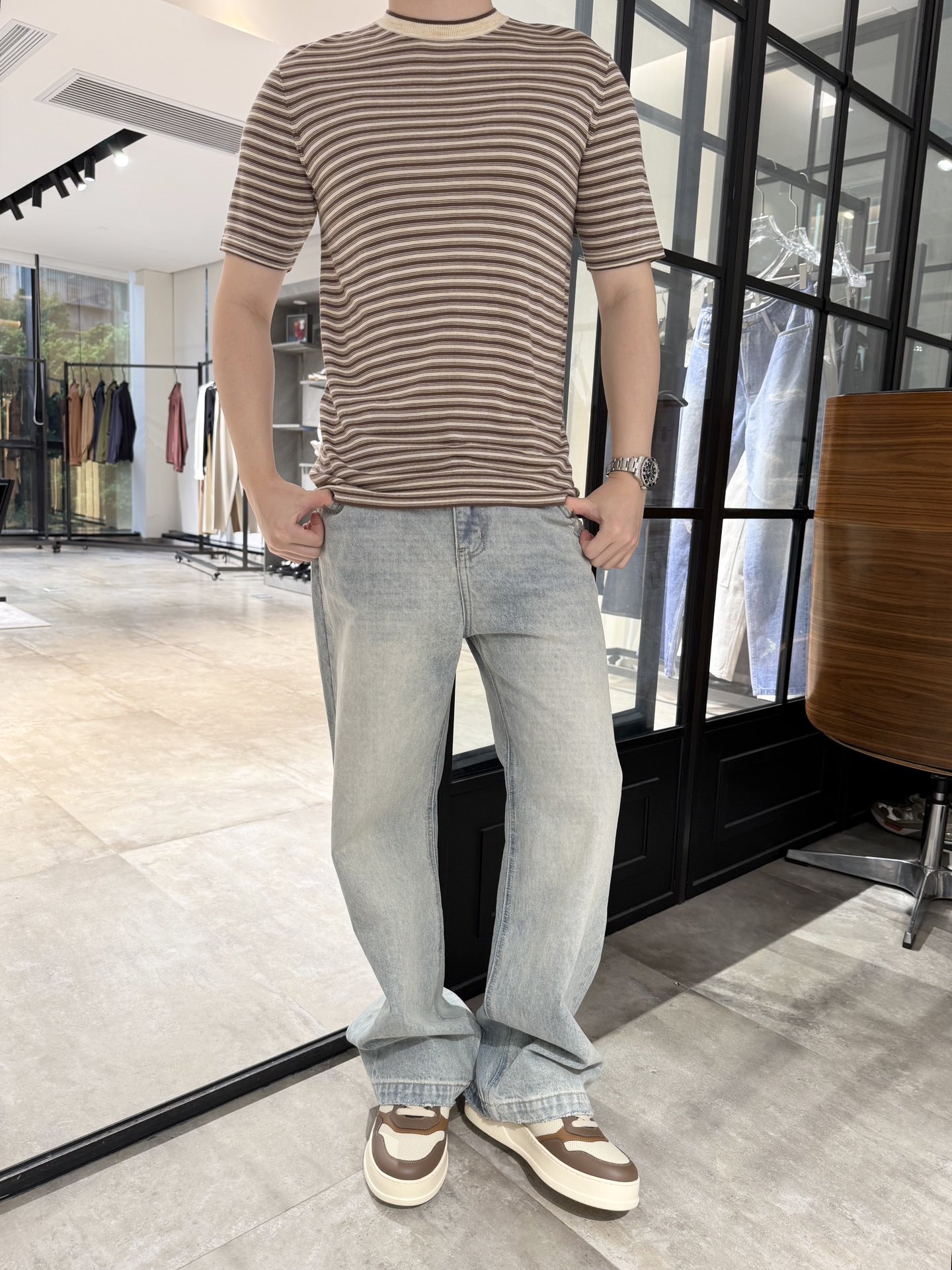 NO:527899,LP-2025 early autumn fashion retro striped linen skysil short-sleeved T-shirt, the fabric is very soft, comfortable and breathable, the off-white ingredient is 80 acrylic 20 linen yarn, the dark brown ingredient is 80 day silk 20 wool, the materials are excellent, the striped design is retro and yet stylish, creating a casual fashion atmosphere, the number S-2XL (model 180/140 wears M, with Hong Kong Lane Crawford gift box packaging), loro piano, T-shirt,tees, t-shirt,alexander wang19860909LP-2025早秋时尚复古条纹亚麻天丝短袖T恤,面料非常的柔软舒适透气,米白色成份是80腈纶20亚麻纱线,深咖色成份是80天丝20羊毛,用料上乘,条纹设计,复古又不失格调,营造出随性的时尚氛围,码数S-2XL(模特180/140穿M,配香港连卡佛礼盒包装),,loro piana,T-shirt,tees，t-shirt,alexander wang,Men's clothing