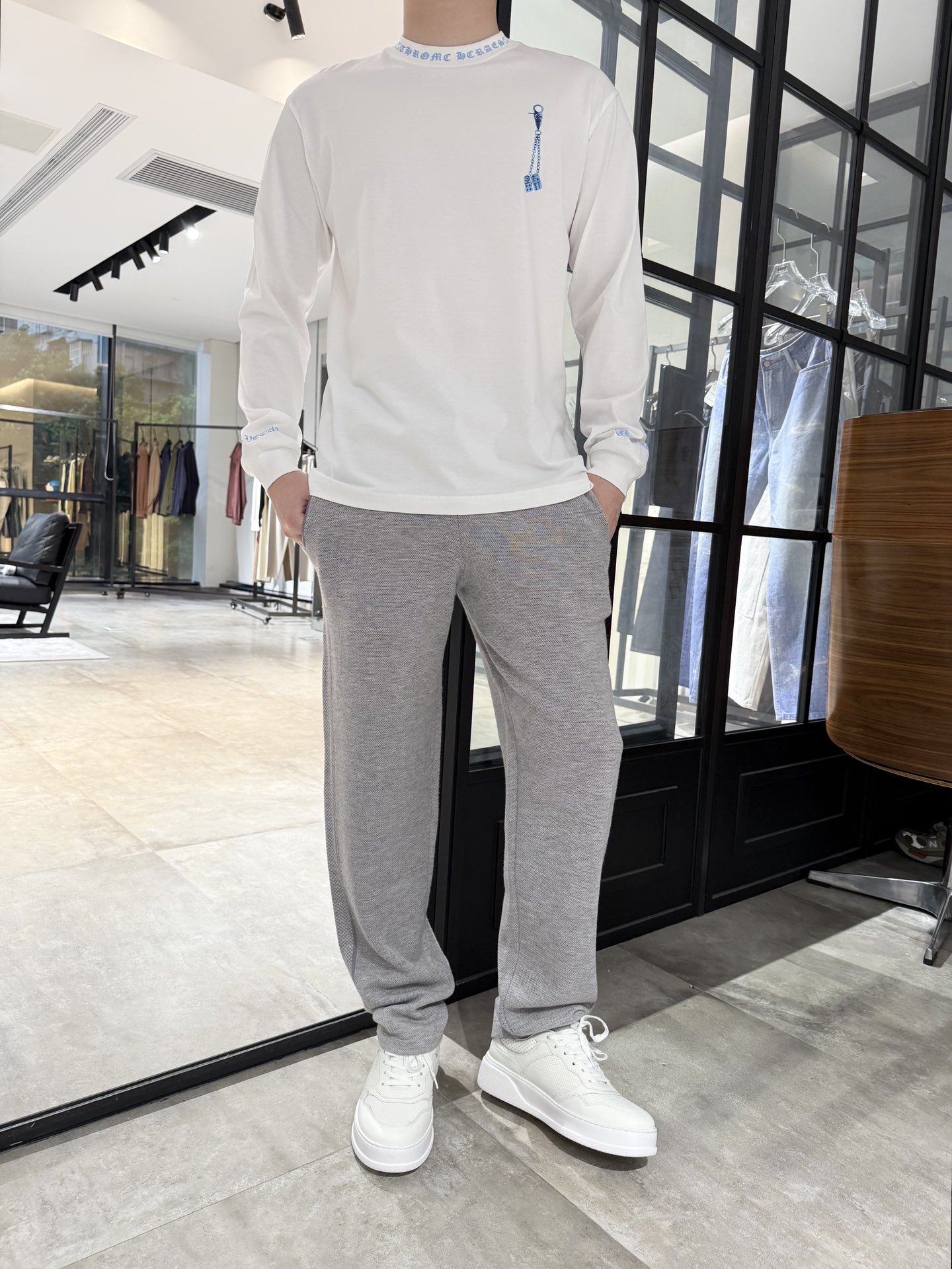 NO:527895,Crowxin-New long-sleeved T-shirt, made of high-quality pure cotton fabric, skin-friendly and comfortable, can be base-only worn, exquisite printed embellishments, fashionable and fashionable, not picking up loose body style, same style for men and women, high-end fashion on the upper body, S-XL (model 180/140 wears S, with Hong Kong Lane Crawford gift box packaging), chrome hearts,tees, t-shirt, alexander wang19860909克罗心-新款长袖T恤,采用优质纯棉面料,亲肤舒适,可打底可单穿,精美印花点缀,时尚洋气,不挑身材宽松版型,男女同款,上身高级时尚,码数S-XL(模特180/140穿S,配香港连卡佛礼盒包装),,chrome hearts,tees，t-shirt,alexander wang,Men's clothing