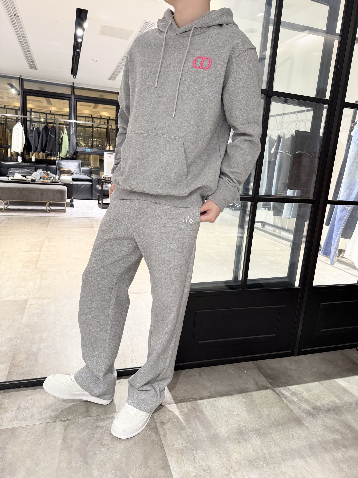 NO:527887,Dior - the new favorite hooded sweatshirt in autumn and winter, selected high-quality cotton fabric (380g, 21S), skin-friendly and comfortable, thick and warm, full texture, embroidery embroidery on the chest, adding a fashionable atmosphere, loose style, top body turning back rate, code number M-2XL (model 180/140 wear M, with Hong Kong Lane Crawford gift box packaging), dior, hoodie, sweatshirts, hats, alexander wang19860909迪奥-秋冬时尚新宠连帽卫衣,甄选高品质棉质面料（380g、21S）,亲肤舒适,厚实保暖,质感拉满,胸口刺绣点缀,增添时尚气息,宽松版型,上身回头率妥妥的,码数M-2XL(模特180/140穿M,配香港连卡佛礼盒包装),,dior,hoodie,sweatshirts,hats,alexander wang,Men's clothing