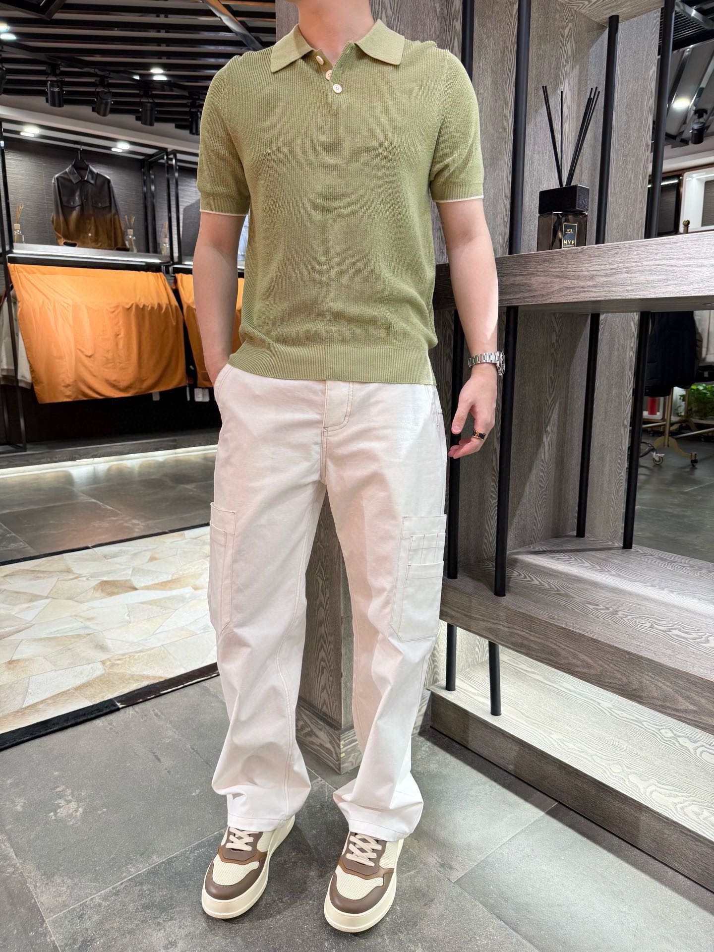 NO:527885,Dior-cut straight jeans, 360g cotton fabric, full texture, just right, multi-pocket design gives it a unique trend, every stitching shows the ingenious craftsmanship, details show quality. Whether it is paired with a simple T-shirt or a shirt to attend casual occasions, you can easily control the number of code M-XXXL (model 180/140 wears L, with Hong Kong Lane Crawford gift box packaging), dior, jeans, shirts, tees, t-shirt, alexander wang19860909迪奥-伐木风直筒牛仔裤,360g棉质面料,质感拉满,版型恰到好处,多口袋设计赋予其独特的潮流感,每一处缝线都彰显匠心工艺.细节之处尽显品质.无论是搭配简约T恤出街,还是搭配衬衫出席休闲场合,都能轻松驾驭,码数M-XXXL(模特180/140穿L,配香港连卡佛礼盒包装),,dior,jeans,shirts,tees，t-shirt,alexander wang,Men's clothing