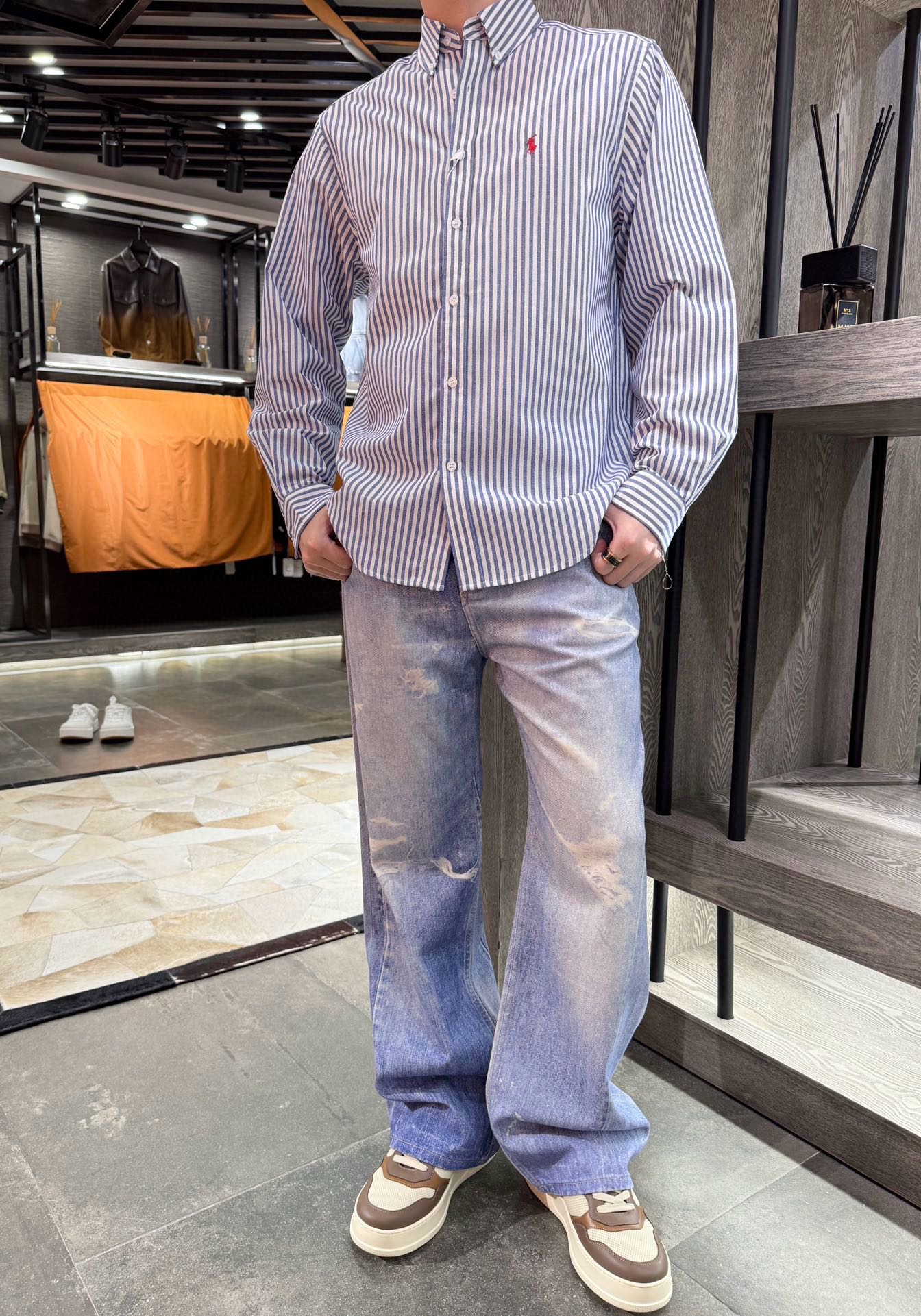 NO:527893,Paul - Fashionable blue and white striped cotton and linen shirt, simple but not lacking in style. The neat lines and regular stripes create a refreshing and capable visual effect. The exquisite tailoring highlights the quality details. The red pony embroidery on the chest adds a bright color and unique logo to the whole. The 30 linen and 70 cotton fabric ratio combine comfort, breathability and crisp texture, and loose style. Whether it is a business occasion or a daily outfit, it can be easily controlled, showing the elegant and gentlemanly fashion style. S-Xl (model 180/140 wears S, with Hong Kong Lane Crawford gift box packaging),,shirts,alexander wang19860909保罗-时尚蓝白条纹棉麻衬衫,简约而不失格调.利落的线条与规整的条纹,营造出清爽干练的视觉效果.精致剪裁,彰显品质细节.胸口处的红色小马刺绣,为整体增添一抹亮色与独特标识.30亚麻与70棉的面料配比,兼具舒适透气性与挺括质感,宽松版型,无论是商务场合还是日常穿搭,都能轻松驾驭,展现优雅绅士时尚风范.码数S-Xl（模特180/140穿S,配香港连卡佛礼盒包装）,,shirts,alexander wang,Men's clothing