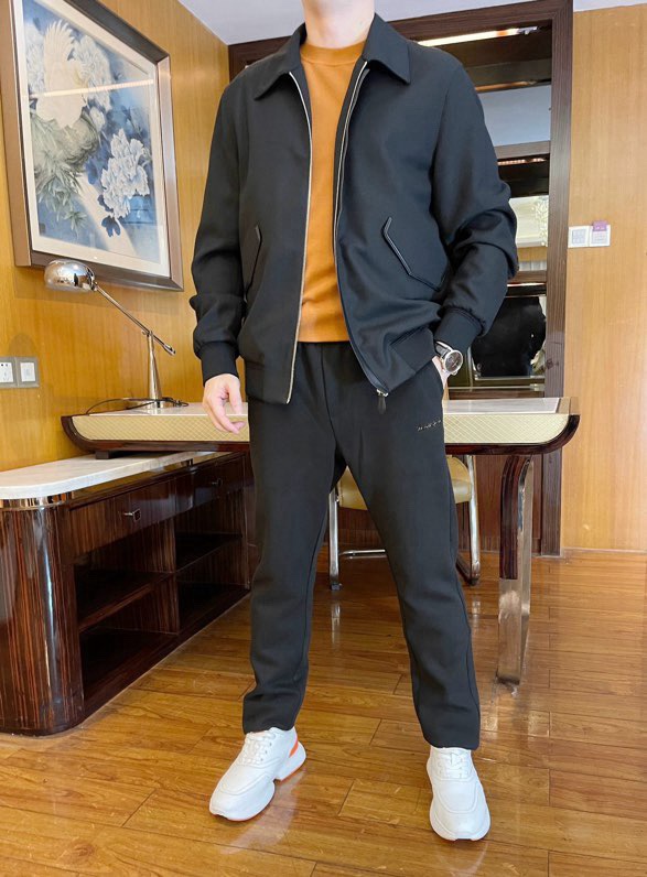 NO:527888,Jenia-2025 counter latest popular jackets are shipped, and European and American counters are on sale simultaneously!  Selected custom polyester fabric imported from Italy and paired with fashionable design, the leather embellishment of the pockets and front closure is full of charm, and the upper body effect is needless to say. Size 48-56 (model wears 180/140 size 50, with Hong Kong Lane Crawford gift box packaging), zegna, jackets & coats, alexander wang19860909杰尼亚-2025专柜最新爆款夹克出货 欧美专柜同步发售！精选意大利进口定制聚酯纤维面料搭配时尚的设计,口袋和前襟的拼皮点缀韵味十足 上身效果不用多说.尺码48-56（模特180/140穿50码,配香港连卡佛礼盒包装）,,zegna,jackets & coats,alexander wang,Men's clothing