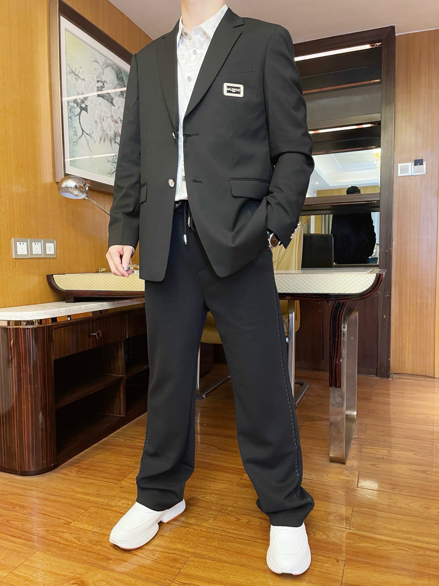 NO:527892,BALRMAN Luxury Products-2025 counter latest hit list, hot-selling singles in European and American counters!  Selected custom fabrics imported from Italy and stylish slim designs. Customized buttons and brand iron marks show the charm of the upper body. There is no need to say more. Size 48-56 (model 180/140 wears 50, with Hong Kong Lane Crawford boutique gift box packaging), alexander wang19860909BALRMAN奢品-2025专柜最新爆款单西 欧美专柜热销单品！精选意大利进口定制面料搭配时尚修身的设计,定制纽扣和品牌铁标相当彰显韵味上身效果不用多说.尺码48-56码（模特180/140穿50,配香港连卡佛精品礼盒包装）,,alexander wang,Men's clothing