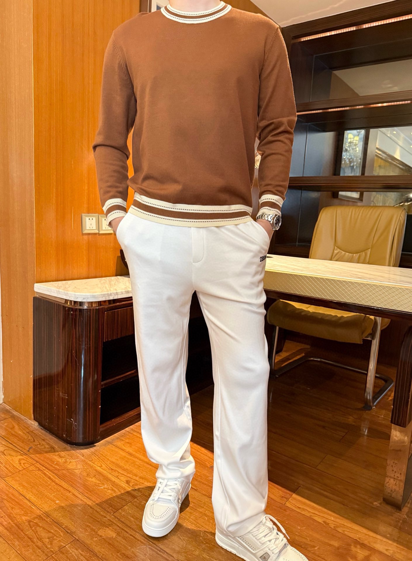 NO:527896,Jenia-2025 counter latest hot sweaters are shipped, hot-selling items in European and American counters!  Selected Italian imported knitted fabric recycled fibers with the latest design, the collar, cuffs and hem contrasting threads are quite fashionable, and the upper body effect is excellent. Size 48-56 (model 180/140 wears 50, with Hong Kong Lane Crawford gift box packaging), zegna, sweaters, alexander wang19860909杰尼亚-2025专柜最新爆款毛衣出货 欧美专柜热销单品！精选意大利进口针织面料再生纤维搭配最新的设计,领口,袖口和下摆撞色螺纹相当时尚 上身效果超赞.尺码48-56（模特180/140穿50,配香港连卡佛礼盒包装）,,zegna,sweaters,alexander wang,Men's clothing