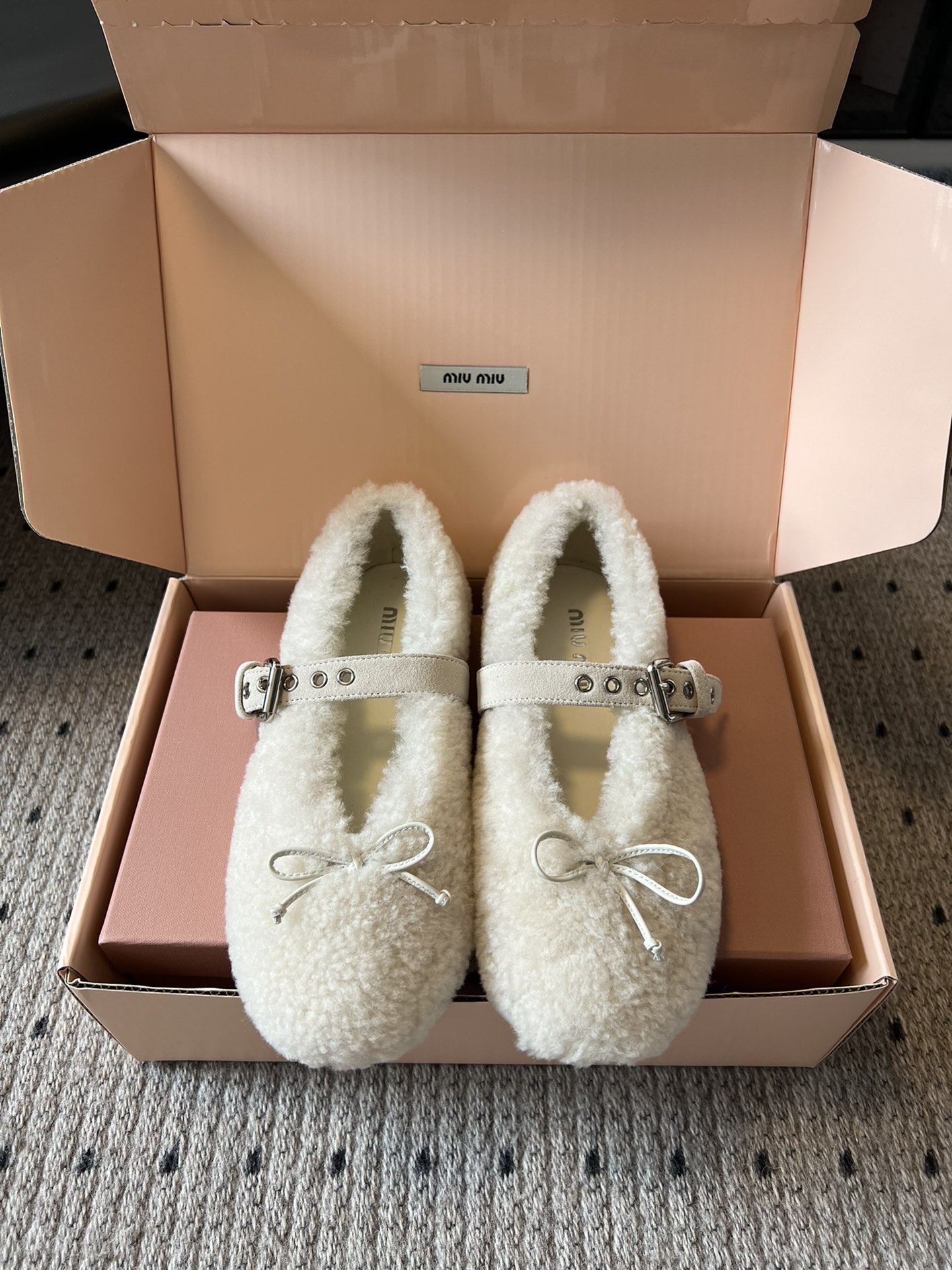 NO:494181,Miu Mi* 25FW deck shoes new plush shoes This is a sweet and cool plush shoes from Miumiu. The appearance design is very distinctive using off-white plush material, which is soft and fluffy, giving people a warm and cute visual and tactile feeling. The toe is decorated with exquisite white bows, adding sweet elements; the body of the shoe is matched with off-white straps with metal buckles and round holes. The addition of metal elements injects a cool feeling into the whole, forming a sweet and cool style collision. Upper beef velvet, inner wool, original open-soled sole, Size35-40 (40 custom-made, no return or exchange), fur shoes, miumiu19860909莞产 Miu Mi* 25FW deck shoes新款毛绒单鞋 这是miumiu的一款风格甜酷兼具的毛绒单鞋,外观设计很有特色采用米白色的毛绒材质,触感柔软蓬松,给人温暖可爱的视觉与触觉感受. 鞋头处有精致的白色蝴蝶结点缀,增添了甜美元素；鞋身搭配带有金属扣和圆形孔眼的米白色绑带,金属元素的加入为整体注入了酷感,形成甜酷的风格碰撞. 鞋面牛反绒 内里羊毛 大底原版开模大底 Size35-40（40定制不退换）,毛毛鞋,miumiu,Women's Shoes