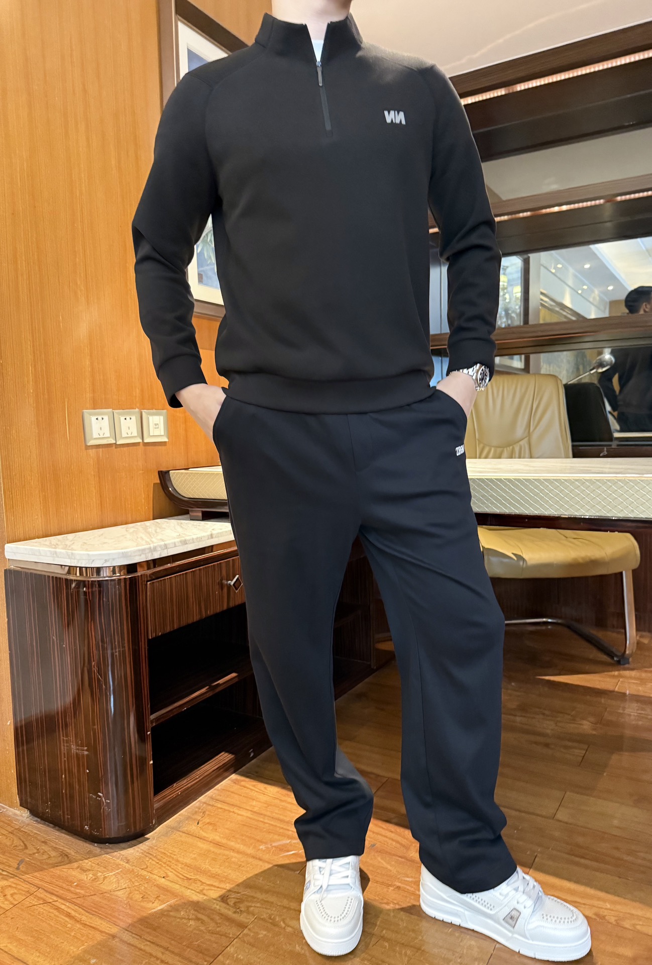 NO:527898,Nell barrett-2025 counter latest sweatshirt shipment, hot-selling items in European and American counters!  Selected Italian imported Tianshi cotton fabric with simple and fashionable design, the brand logo on the chest shows the charm, and there is no need to say much about the effect of the upper body. The number of codes is 48-56 (model 180/140 wears 50, with Hong Kong Lane Crawford gift box packaging), hoodie, sweatshirts, alexander wang19860909Nell barrett-2025专柜最新款卫衣出货 欧美专柜热销单品！精选意大利进口天丝棉面料搭配简约时尚的设计,胸口的品牌标志相当彰显韵味 上身效果不用多说.码数48-56（模特180/140穿50,配香港连卡佛礼盒包装）,,hoodie,sweatshirts,alexander wang,Men's clothing