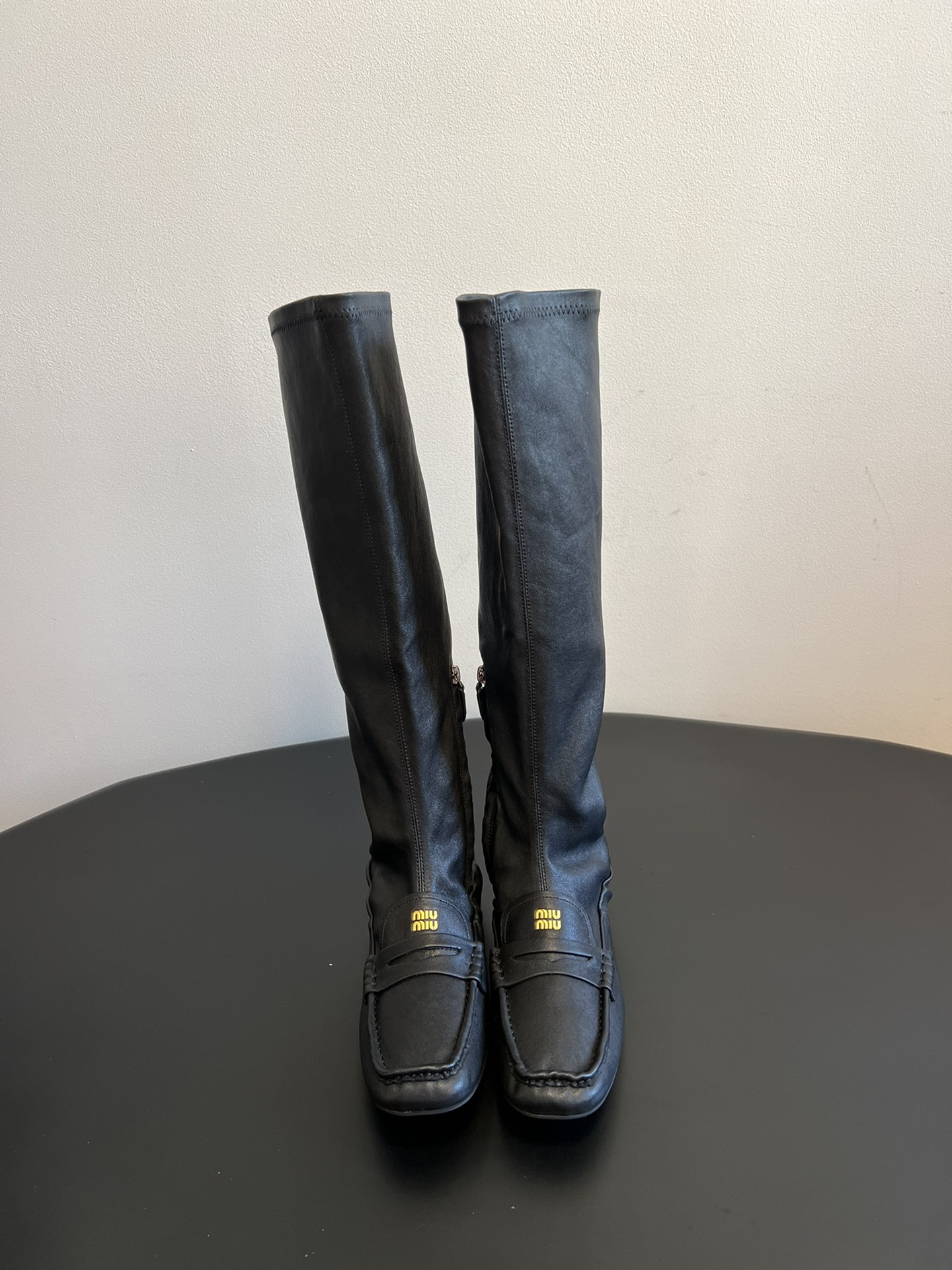 NO:494164,Top quality Miu Mi* 25FW deck shoes new elastic boots are made of sheepskin material, the toe is designed with square toe, with classic elements of loafers, and the upper has a striking yellow 'miu miu' brand logo, which adds brand recognition. It is a slender long style with a zipper design on the side, which is easy to put on and take off. The boots made of leather have a certain degree of ductility and can fit the leg lines. It can be matched with tight jeans or black leggings to highlight the neat feeling of the boots, and a short jacket or sweater on the upper body creates a cool street style. It can also be matched with a dress to form a 'missed bottom' outfit effect, showing a sweet and cool mix-and-match style, suitable for daily street outings or fashion parties, etc. The upper elastic cowhide inner sheepskin, large sole original open-mouth sole  Size35-40 (40 customization, no return and exchange), boots, miumiu, loafers, boots, skirts, jeans, jackets & coats, sweaters, cowhide, sheepskin19860909顶级品质 Miu Mi* 25FW deck shoes新款弹力长筒靴 采用羊皮材质,鞋头为方头设计,带有乐福鞋的经典元素,鞋面上有醒目的黄色“miu miu”品牌标识,增添了品牌辨识度.是修长的长筒款式,侧边有拉链设计,方便穿脱,皮革材质的靴筒具有一定的延展性,能够贴合腿部线条. 可搭配紧身牛仔裤或黑色打底裤,突出靴子的利落感,上身搭配短款夹克或毛衣,打造酷飒的街头风格.也能与连衣裙搭配,形成“下装失踪”的穿搭效果,展现甜酷的混搭风格,适合日常出街或时尚派对等场合. 鞋面弹力牛皮 内里羊皮 大底原版开模大底 Size35-40（40定制不退换）,靴子,miumiu,loafers,boots,skirts,jeans,jackets & coats,sweaters,cowhide,sheepskin,Women's Shoes