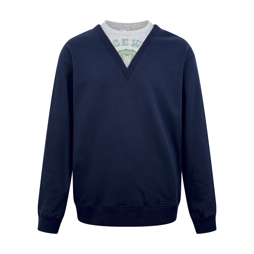 NO:528125,.Loewe fake two printed sweatshirts, customized cloud soft heavy ring cotton, delicate touch, comfortable skin, high-end gray as the curtain, white space as the light, inlaid with a soft light edge to the gray, screen-printed LOEWE logo on the front, virtual and real, overlapping of brand patterns, iconic Loewe embroidery embellishes the back, low-key and powerful, visual game with V-neck and round neck, making the sense of layering effortless, but hiding the evocative visual trap, one-clothing twin, is a clone and a symbiosis, Craft 1 adopts glue printing, the printing has been modified three times in film boards, prints patterns on the fabric with glue liquid paint, bakes fabrics to fix the printing pattern Craft 2: Use imported machine embroidery technology Use advanced computer control systems and precision mechanical components to achieve Loewe embroidery operation High precision, smooth and delicate lines Craft 3:  V-shaped hidden seam stacking process through cutting and positioning of the middle-dividing knife to ensure the symmetry of the V-neck lines, and the edges and corners are clearly spliced ​​accurately. Then the main body of the sweatshirt is sewn by the stretcher machine along the middle-dividing knife seam. Invisible sewing. Process 4: The fabric is washed, the texture is better. It is not easy to deform. It is not easy to shrink. It is not easy to fade. Maintain long-term beauty. Auxiliary materials. Customized 1:1 Loewe trademark. Size. Loose style. S M L XL,,loewe,hoodie,sweatshirts,alexander wang.19860909.Loewe 假俩件印花卫衣 定制云柔重圈棉 手感细腻 舒适贴肤 以高级灰为幕 留白为光 给灰色镶了一道柔和的光边 正面丝网印刷LOEWE标志 品牌图案的虚实叠影 标志性Loewe刺绣点缀于后背 低调而有力 搭配V领与圆领的视觉博弈 让层次感无需费力 却藏着令人回味的视觉陷阱 一衣双生 是分身亦是共生 工艺1采用胶浆印花 印花经过三次菲林网板修改 使用胶浆液体涂料在织物上打印图案 烘烤织物以固定印刷图案 工艺2: 采用进口机刺绣工艺 使用先进的计算机控制系统和精密的机械部件 实现Loewe刺绣作业 精度高 线条流畅而细腻 工艺3: V型隐缝叠领工艺 通过中分刀剪裁定位 确保V领线条对称 棱角分明进行精准拼接 再通过绷缝机沿中分刀缝位将卫衣主体三者缝合 隐形缝制 工艺4: 面料都经过浇洗 手感质感更佳 不易变形 不易缩水 不易褪色 保持长久的美观 辅料 定制1:1 Loewe商标 版型 宽松版型 尺码 S M L XL,,loewe,hoodie,sweatshirts,alexander wang,Men's clothing