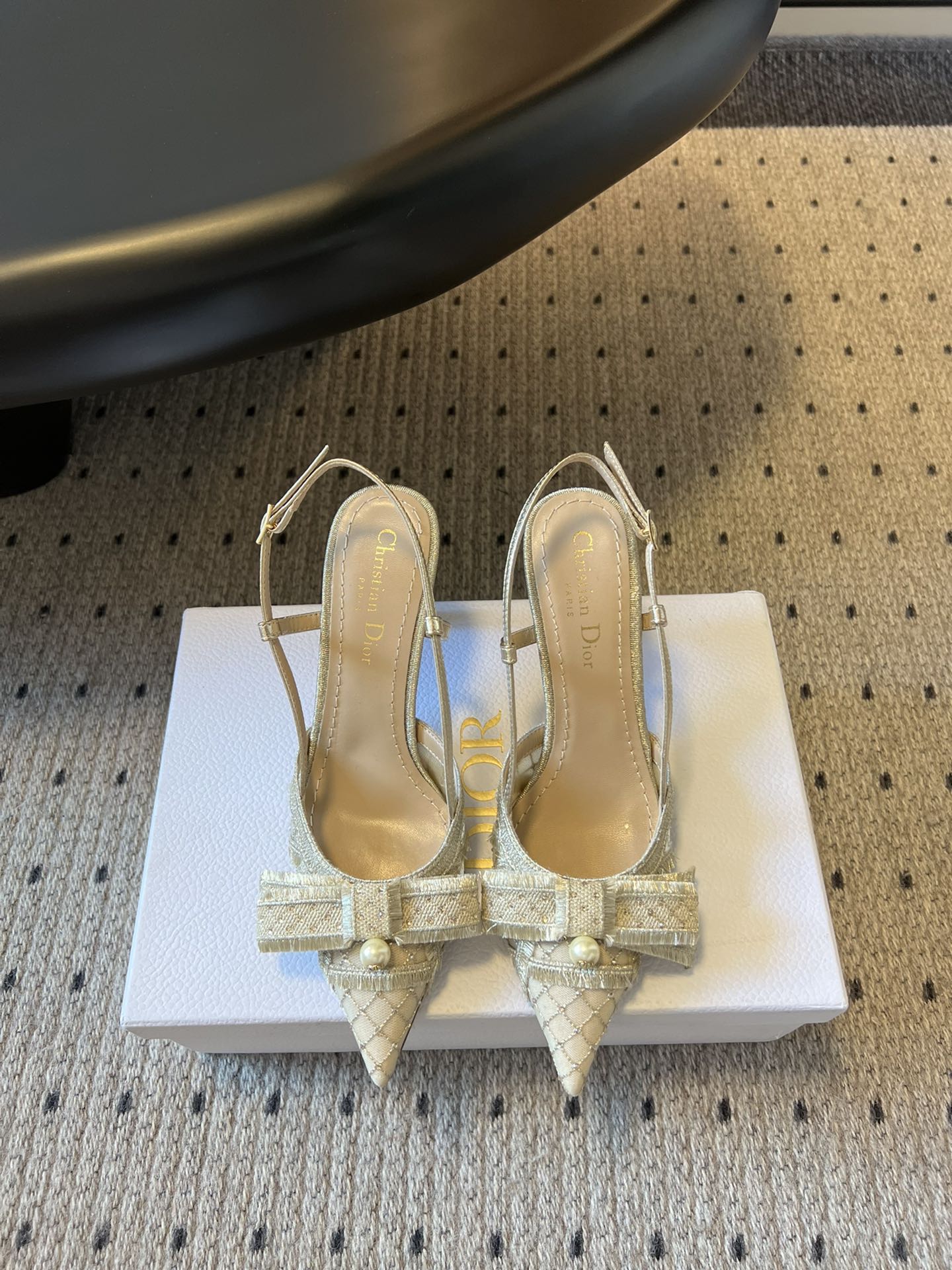 NO:496393,Top version Dior 25ss Spring and Summer New Dior Pointed High Heels Single Shoes This My Dior Heels are a new product in the 2025 Spring and Summer Ready-toe series, exquisite and elegant. It is carefully crafted from patent leather cowhide, pointed toe design, embellished with a golden metallic Christian Dior Paris logo, which is recognizable and demonstrates Dior's extraordinary exquisite craftsmanship. It is paired with adjustable lace-up and graphic-style heels, making the fashionable design more elegant. Upper technology fabric embroidered with inner sheepskin Outsole Italian genuine leather sole Size35-40 (34.40.41 custom-made without return and exchange), high heels sandals, dior, dior, sandals, high heels, cowhide, sheepskin19860909顶级版本 Dior 25ss 春夏新款 迪奥 尖头高跟鞋 单鞋 这款 My Dior 露跟高跟鞋是2025春夏成衣系列新品,精致优雅.采用漆皮牛皮革精心制作,尖头设计,点缀以金色饰面金属 Christian Dior Paris 标志,富有辨识度,彰显 Dior 非凡的精湛工艺.搭配可调节系带和图形风格鞋跟,令时尚的设计更显典雅. 鞋面科技面料刺绣 内里羊皮 大底意大利真皮底 Size35-40（34.40.41定制不退换）,高跟鞋凉鞋,dior,dior,sandals,high heels,cowhide,sheepskin,Women's Shoes