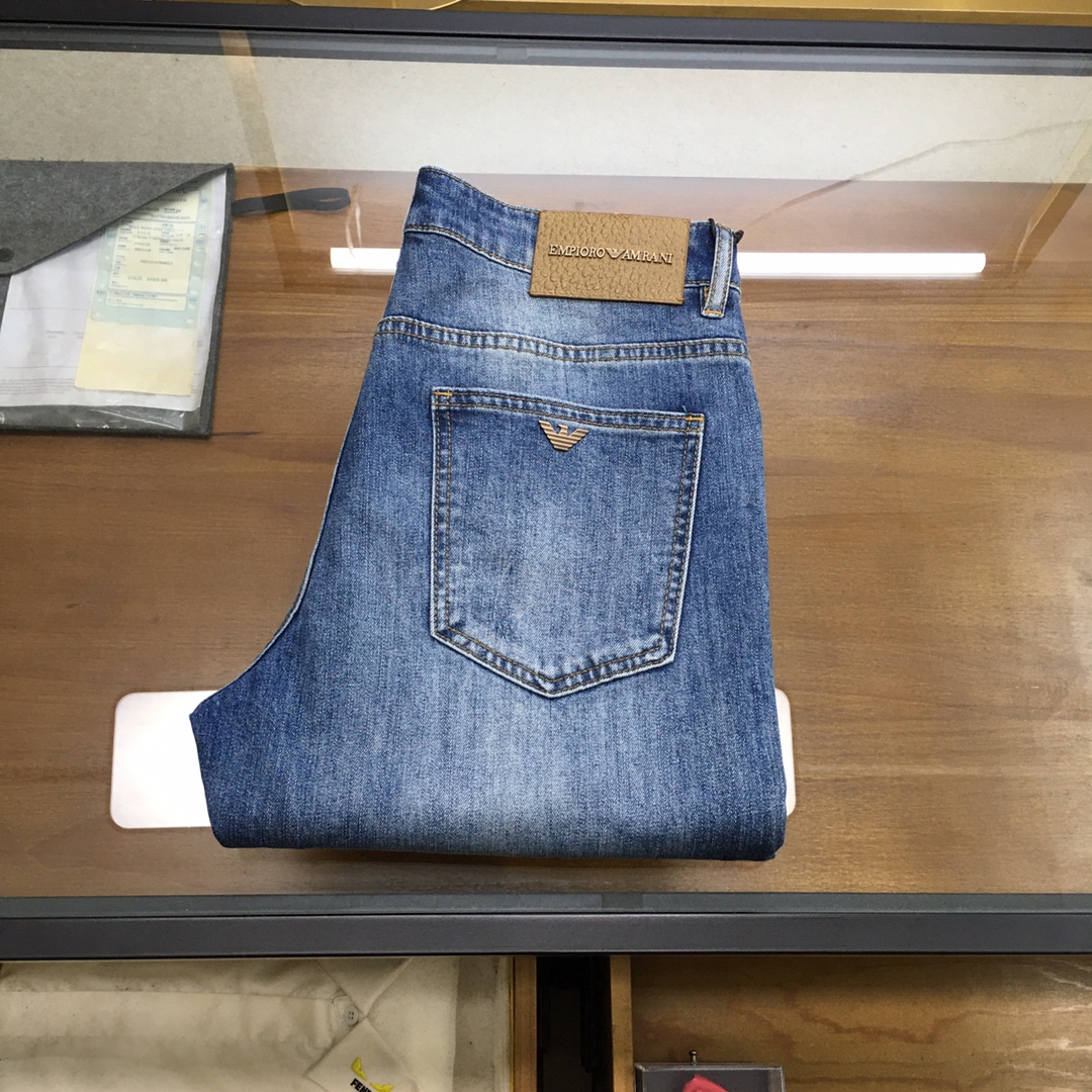 NO:601002,New jeans [Aman..i] Exclusively for autumn and winter new jeans, high-end version!  Custom-made fabrics at the counter are highly breathable and comfortable, with impeccable details and brand element design concepts, reflecting high quality. It feels delicate and soft!  It presents a casual cut and the upper body shape is awesome!  Code number 29-3835,,jeans,alexander wang19860909新品牛仔裤【Aman..i】 秋冬独家专供新款牛仔裤,高端版本！专柜定制面料 透气舒适度高,细节无可挑剔,品牌元素设计理念,体现高品质.手感细腻柔软！呈现休闲裁剪,上身版型超赞！码数29-3835,,jeans,alexander wang,Men's clothing