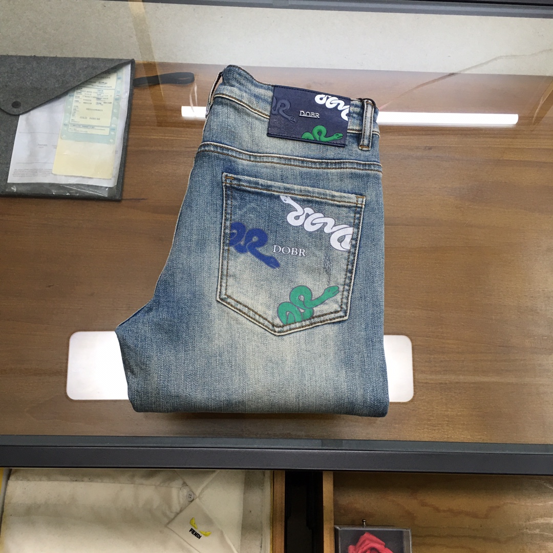 NO:601011,New jeans [D...or] Exclusively for new jeans in autumn and winter, high-end version!  Custom-made fabrics at the counter are highly breathable and comfortable, with impeccable details and brand element design concepts, reflecting high quality. It feels delicate and soft!  It presents a casual cut and the upper body shape is awesome!  Code number 29-3835,,jeans,alexander wang19860909新品牛仔裤【D...or】 秋冬独家专供新款牛仔裤,高端版本！专柜定制面料 透气舒适度高,细节无可挑剔,品牌元素设计理念,体现高品质.手感细腻柔软！呈现休闲裁剪,上身版型超赞！码数29-3835,,jeans,alexander wang,Men's clothing