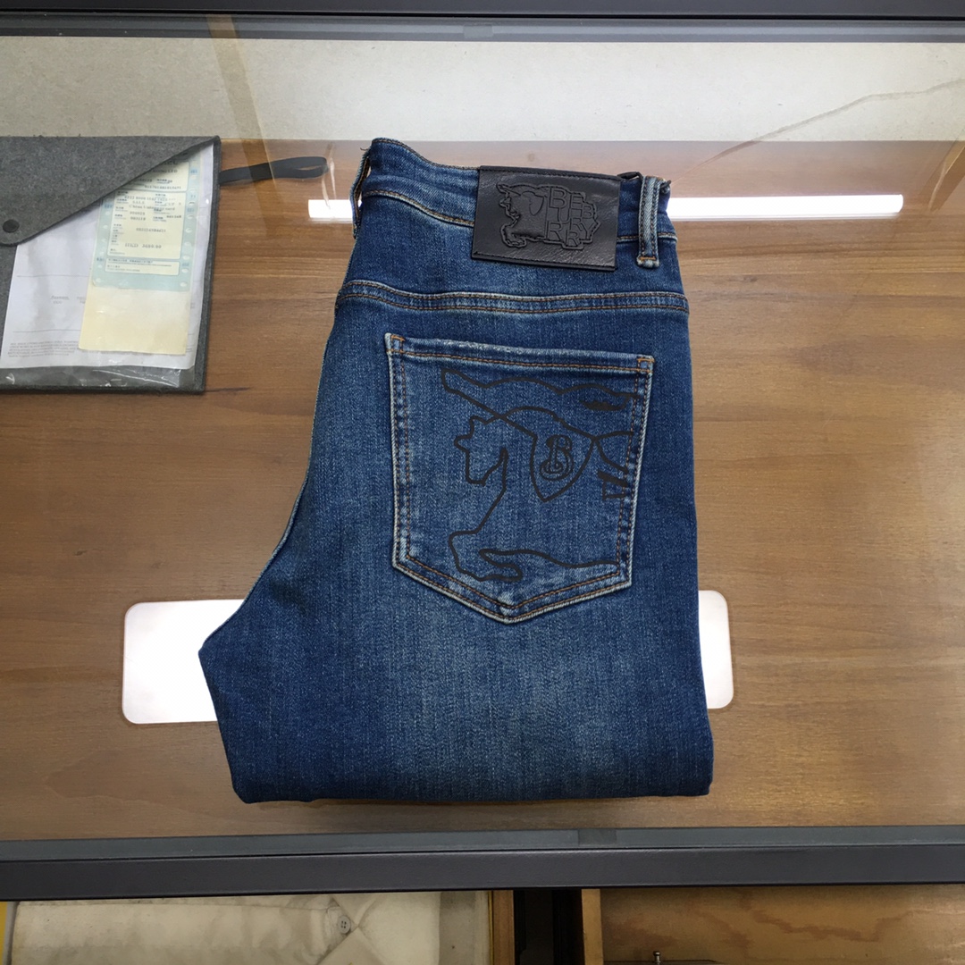 NO:601014,New jeans [Burber..y] Exclusively for new jeans in autumn and winter, high-end version!  Custom-made fabrics at the counter are highly breathable and comfortable, with impeccable details and brand element design concepts, reflecting high quality. It feels delicate and soft!  It presents a casual cut and the upper body shape is awesome!  Code number 29-3835,,burberry,jeans,alexander wang19860909新品牛仔裤【Burber..y】 秋冬独家专供新款牛仔裤,高端版本！专柜定制面料 透气舒适度高,细节无可挑剔,品牌元素设计理念,体现高品质.手感细腻柔软！呈现休闲裁剪,上身版型超赞！码数29-3835,,burberry,jeans,alexander wang,Men's clothing