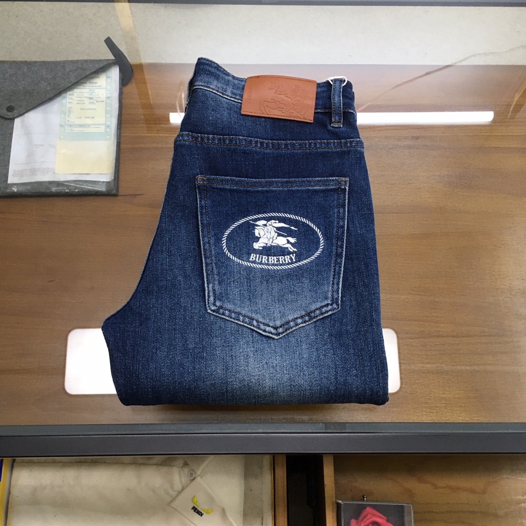 NO:601017,New jeans [Burber..y] Exclusively for new jeans in autumn and winter, high-end version!  Custom-made fabrics at the counter are highly breathable and comfortable, with impeccable details and brand element design concepts, reflecting high quality. It feels delicate and soft!  It presents a casual cut and the upper body shape is awesome!  Code number 29-38,,burberry,jeans,alexander wang19860909新品牛仔裤【Burber..y】 秋冬独家专供新款牛仔裤,高端版本！专柜定制面料 透气舒适度高,细节无可挑剔,品牌元素设计理念,体现高品质.手感细腻柔软！呈现休闲裁剪,上身版型超赞！码数29-38,,burberry,jeans,alexander wang,Men's clothing