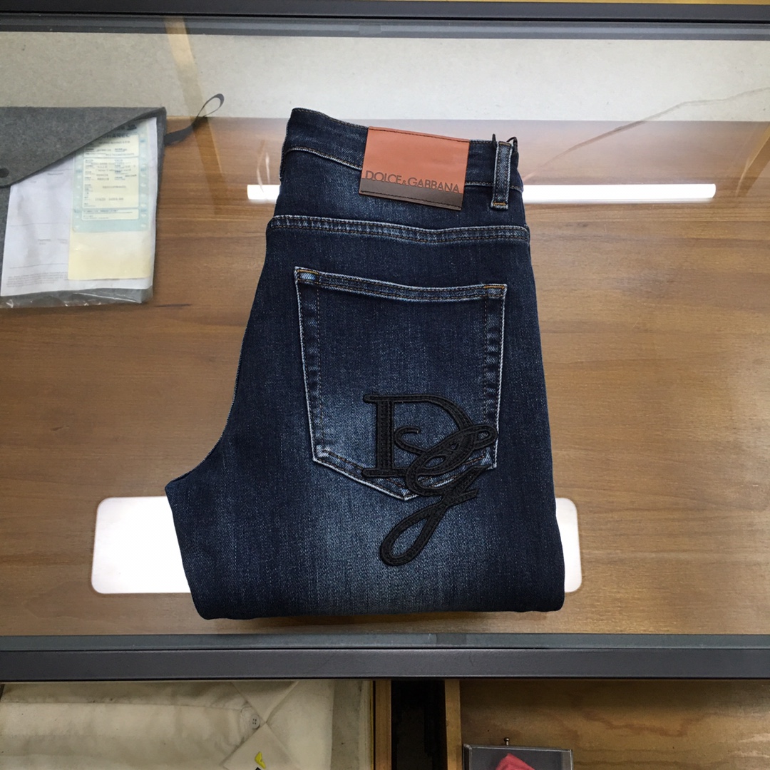 NO:600997,New jeans [DG] Exclusively for new jeans in autumn and winter, high-end version!  Custom-made fabrics at the counter are highly breathable and comfortable, with impeccable details and brand element design concepts, reflecting high quality. It feels delicate and soft!  It presents a casual cut and the upper body shape is awesome!  Code number 29-38,,jeans,alexander wang19860909新品牛仔裤【DG】 秋冬独家专供新款牛仔裤,高端版本！专柜定制面料 透气舒适度高,细节无可挑剔,品牌元素设计理念,体现高品质.手感细腻柔软！呈现休闲裁剪,上身版型超赞！码数29-38,,jeans,alexander wang,Men's clothing