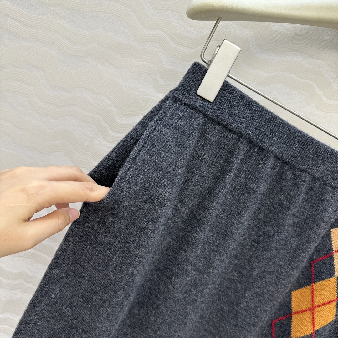 独家首发❤️高端原单品质，ER知识分子时髦分穿搭，重工艺彩色菱格嵌花羊绒长半裙！高级深灰撞色灵动俏皮减龄