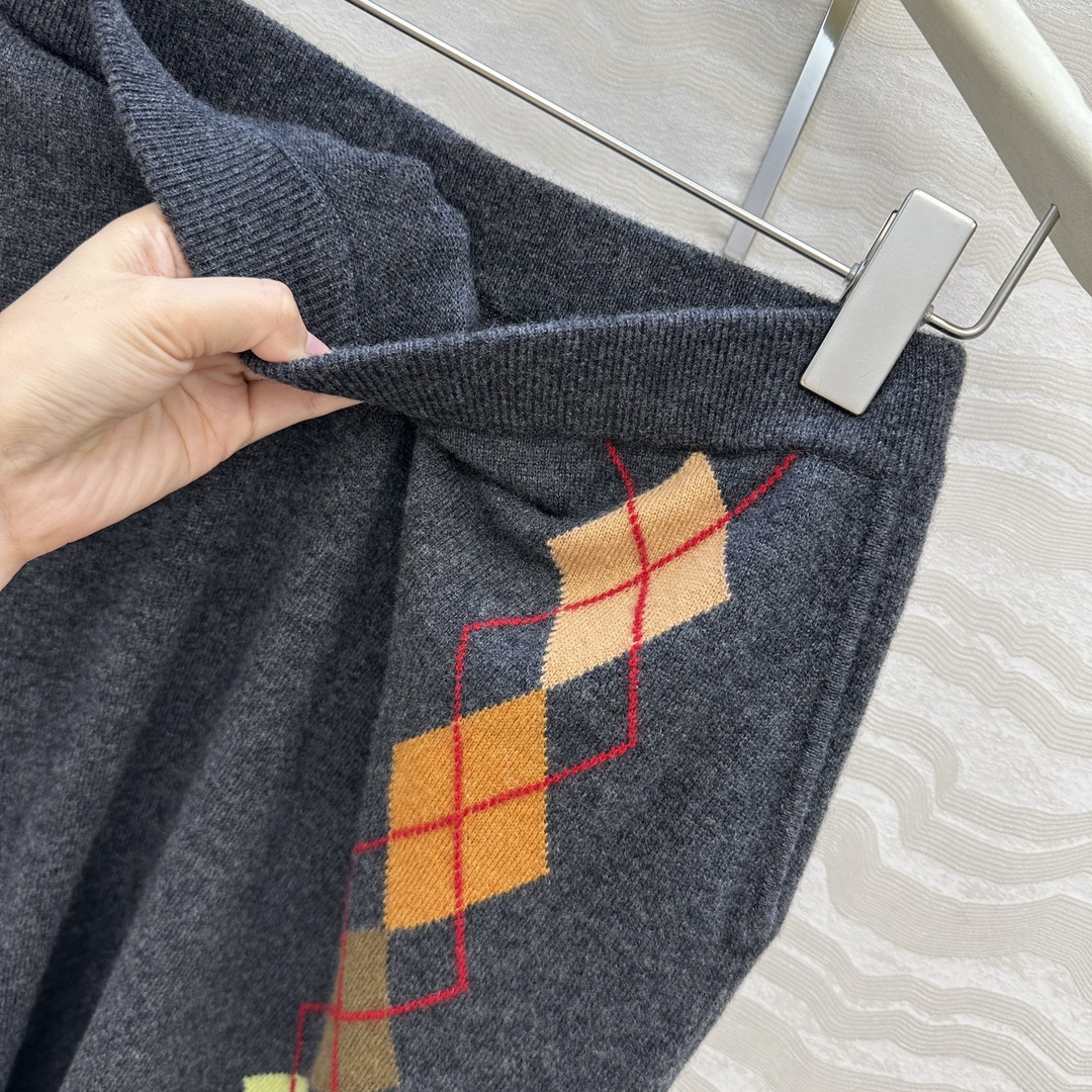 独家首发❤️高端原单品质，ER知识分子时髦分穿搭，重工艺彩色菱格嵌花羊绒长半裙！高级深灰撞色灵动俏皮减龄