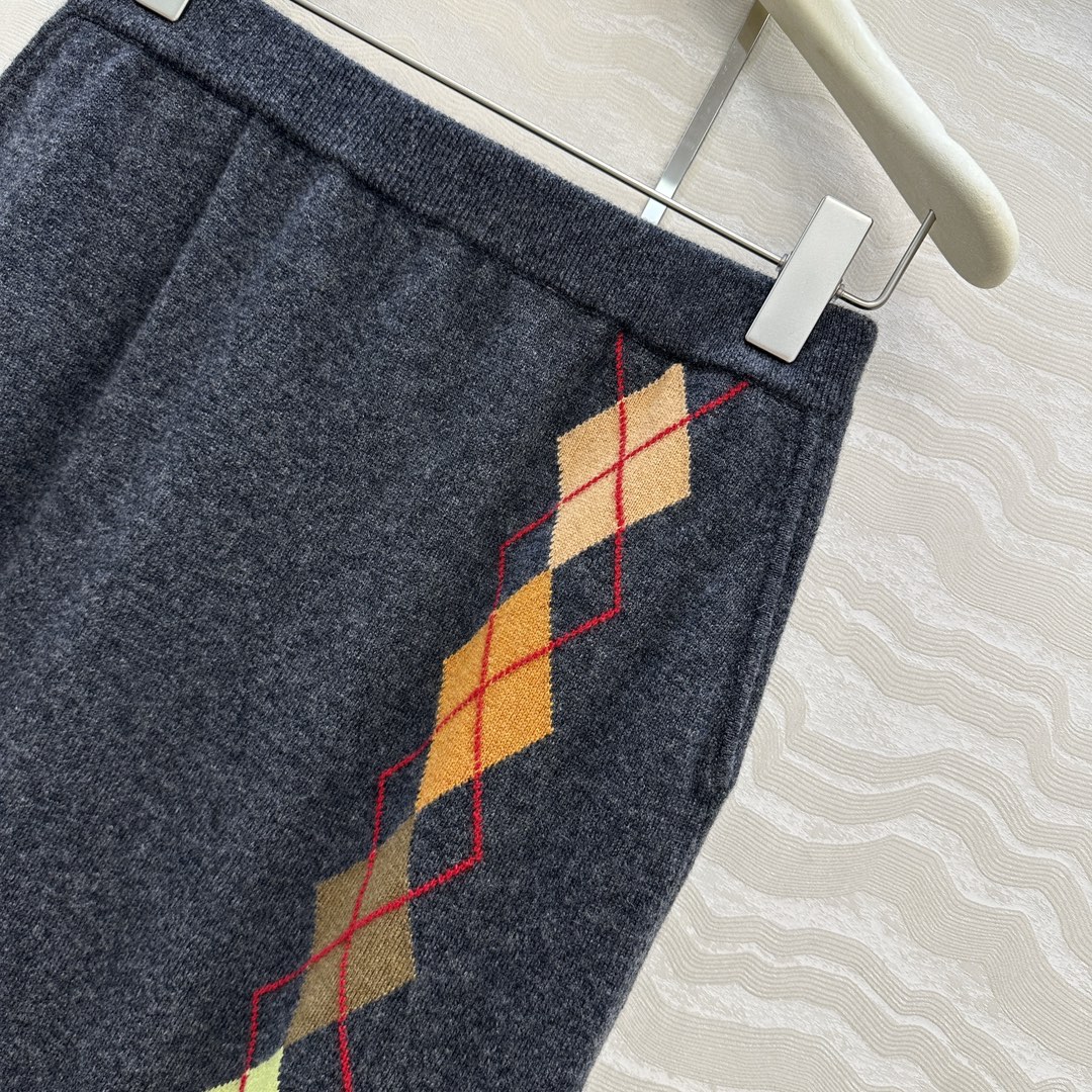 独家首发❤️高端原单品质，ER知识分子时髦分穿搭，重工艺彩色菱格嵌花羊绒长半裙！高级深灰撞色灵动俏皮减龄