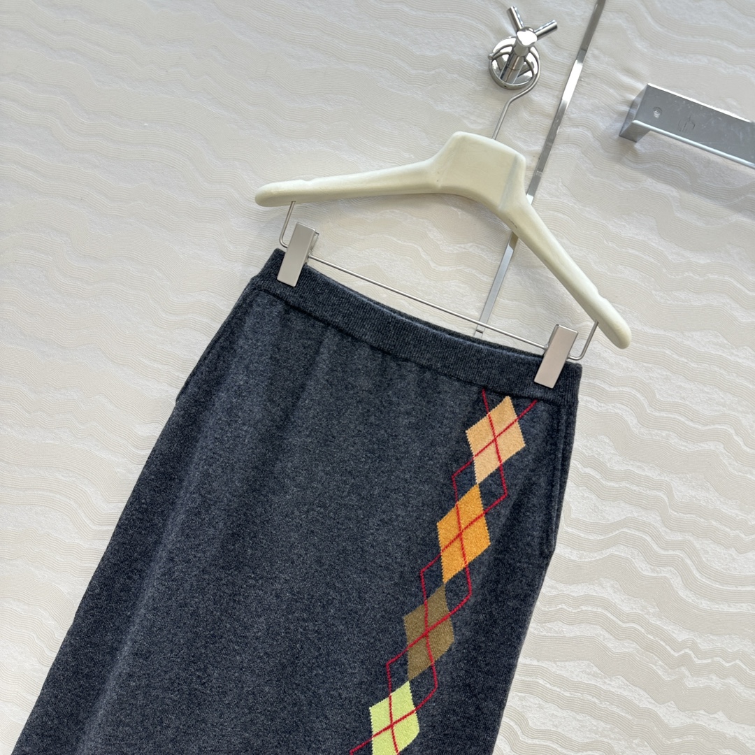 独家首发❤️高端原单品质，ER知识分子时髦分穿搭，重工艺彩色菱格嵌花羊绒长半裙！高级深灰撞色灵动俏皮减龄
